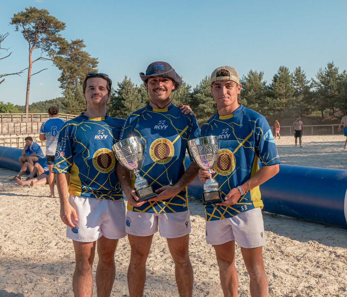 🏉🌴 Beach Rugby : Ce sont les deux équipes open féminin et open masculin de Velizy, qui se sont qualifiées et auront l’honneur de représenter la Ligue Île-de-France lors de la grande finale nationale à Mimizan le mois prochain ! 🙌