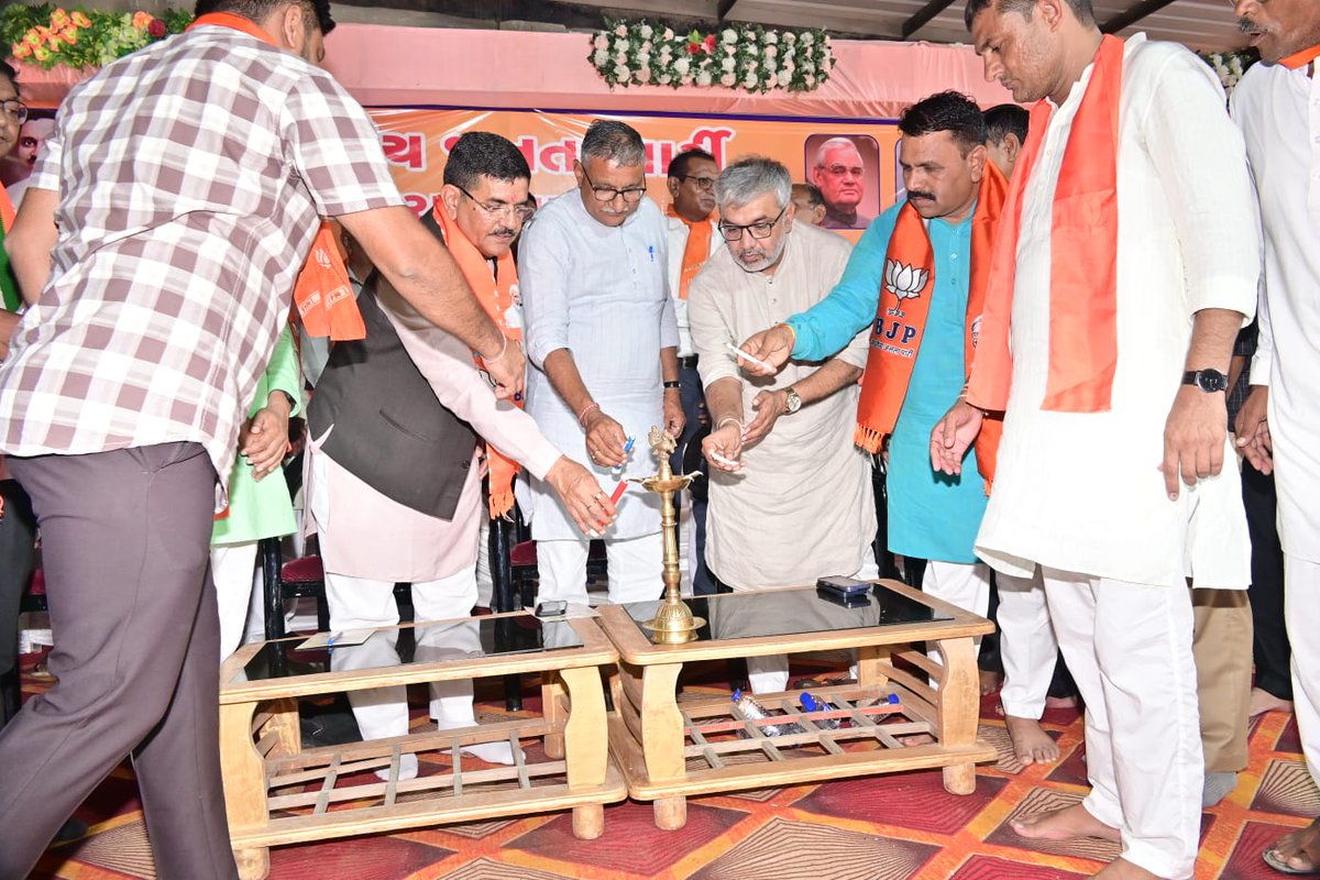 rajnipatel_mla's tweet photo. "સશક્ત સરપંચ, વિકસિત પંચાયત"

ભારતીય જનતા પાર્ટી - બેચરાજી તાલુકા દ્વારા સુરપુરા ખાતે આયોજિત તાલુકાના વિજય થયેલા સરપંચશ્રીઓના અભિવાદન સમારોહ યોજવામાં અવ્યો.

  આ પ્રસંગે મહેસાણા લોકસભા સાંસદ શ્રી હરીભાઈ પટેલ, રાજ્યસભા સાંસદ શ્ર��� મયંકભાઇ નાયક,મહેસાણા જીલ્લા ભાજપ પ્રમુખ શ્રી ગિરિશભાઈ રાજગોર, મહેસાણા લોકસભાના પૂર્વ પ્રભારી તથા માલધારી સેલના પ્રદેશ સંયોજક ડૉ સંજયભાઈ દેસાઈ, જિલ્લા ભાજપાના મહામંત્રી શ્રી ભગાજી ઠાકોર, જિલ્લા પંચાયત બાંધકામ સમિતિના ચેરમેન શ્રી મયુરભાઈ પટેલ, બેચરાજી તાલુકા ભાજપ શ્રી કમલેશભાઈ દેસાઈ, બેચરાજી તાલુકા ભાજપાના પ્રભારી શ્રી દેવેન્દ્રસિંહ ઠાકોર, બેચરાજી તાલુકા પંચાયતના પ્રમુખ શ્રી ગીર��શભાઈ પટેલ, તથા અન્ય મહાનુભાવો સહિત સરપંચશ્રીઓ ઉપસ્થિત રહ્યા હતા.
