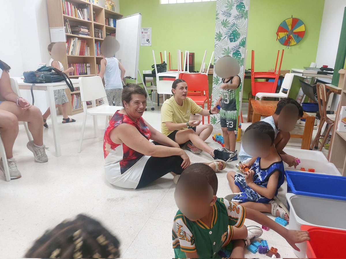 Día muy especial en la sede de @AFIM21_a con la presencia de los niños/as de la escuela de verano del programa +Infancia <a href="/FundlaCaixa/">Fundación ”la Caixa”</a>  <a href="/CruzRojaAlmeria/">Cruz Roja Almería</a> que se está llevando a cabo en el #colegiovirgendelachancalacalamina 
Han venido a jugar con <a href="/LEGO_Group/">LEGO</a> y dinámicas grupales