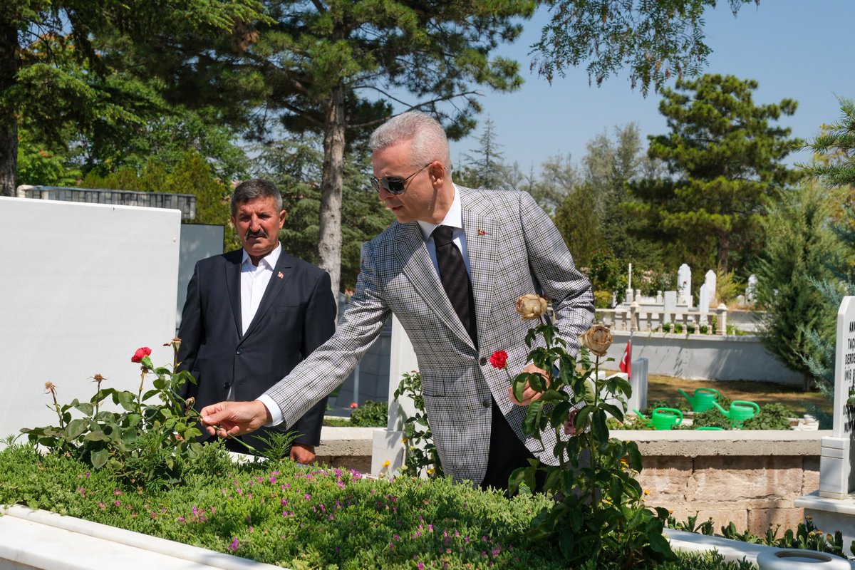 📍Karaman Garnizon ve Polis Şehitliği

Valimiz Sayın Mehmet Fatih Çiçekli ve eşi Esengül Korkmaz Çiçekli, 15 Temmuz Demokrasi ve Millî Birlik Günü Programları kapsamında Karaman Garnizon ve Polis Şehitliği’ni ziyaret etti.

Programda şehitlerimiz için Kur’an-ı Kerim okundu,