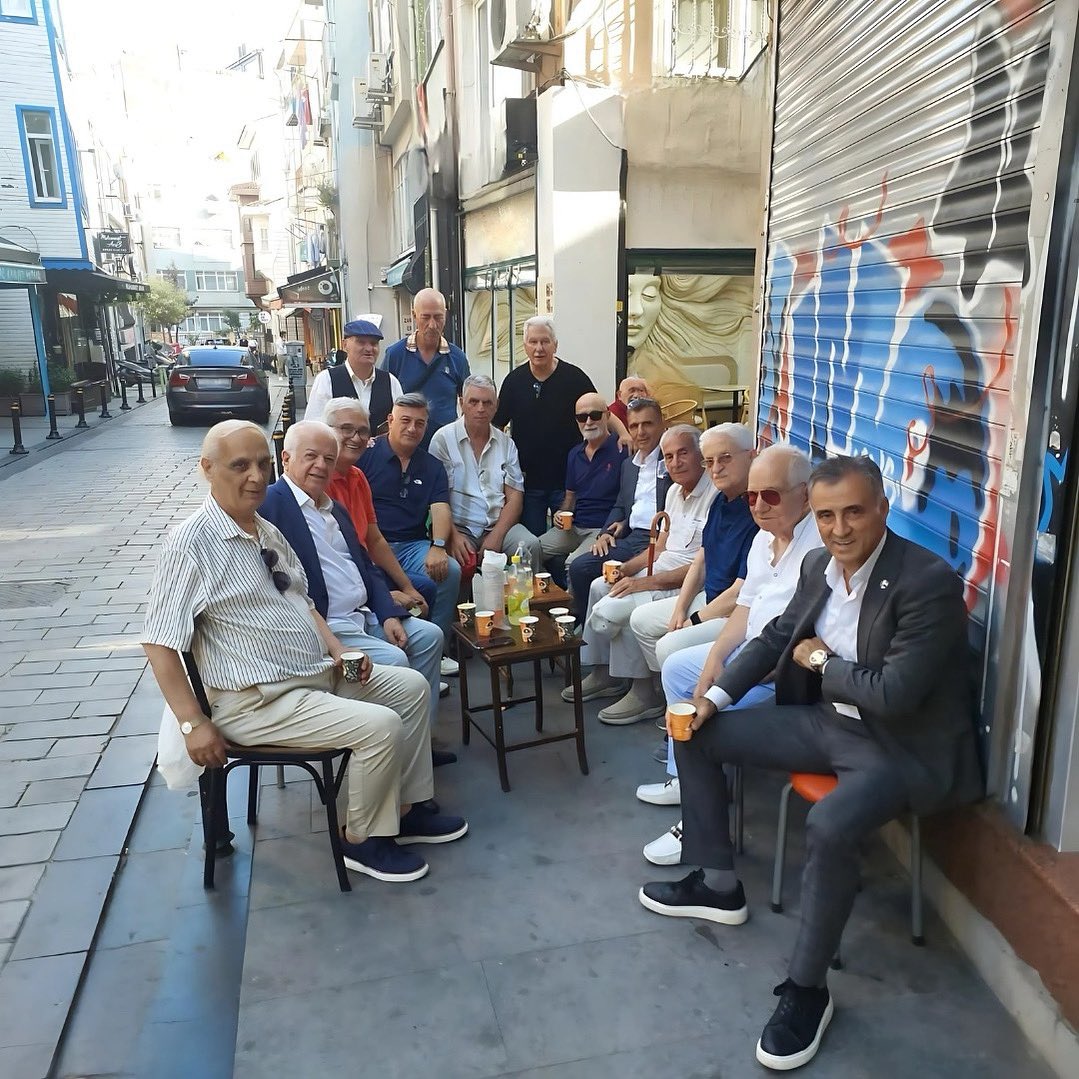 Beşiktaş’ta, semtimizde olduğumuz her an, her köşe başı bir anda dost meclisine dönüşebilir.

Bu; Beşiktaşlıların samimiyetinden, vefasından ve her şeyden önce taşıdığı saygınlıktandır.

#DivanKurulu üyelerimizle #Köyiçi’nde samimi bir buluşma gerçekleştirdik.

Geçmişi, bugünü ve