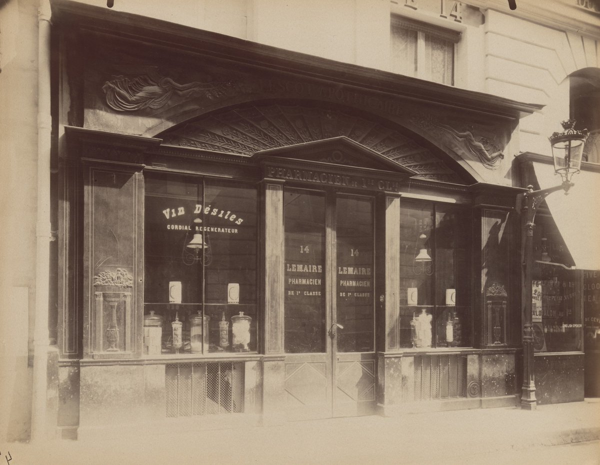 EUGENE ATGET EXPO LE VIEUX PARIS ET LE VIN
Vin Désiles, cordial et régénérateur, rue Grammont - 1903/04
Le Vin Désiles, présenté comme un "médicament", est une préparation tonique à base d’alcool ressemblant  à une espèce de vin de quinquina.
musee-virtuel-vin.fr/atget-vieux-pa…