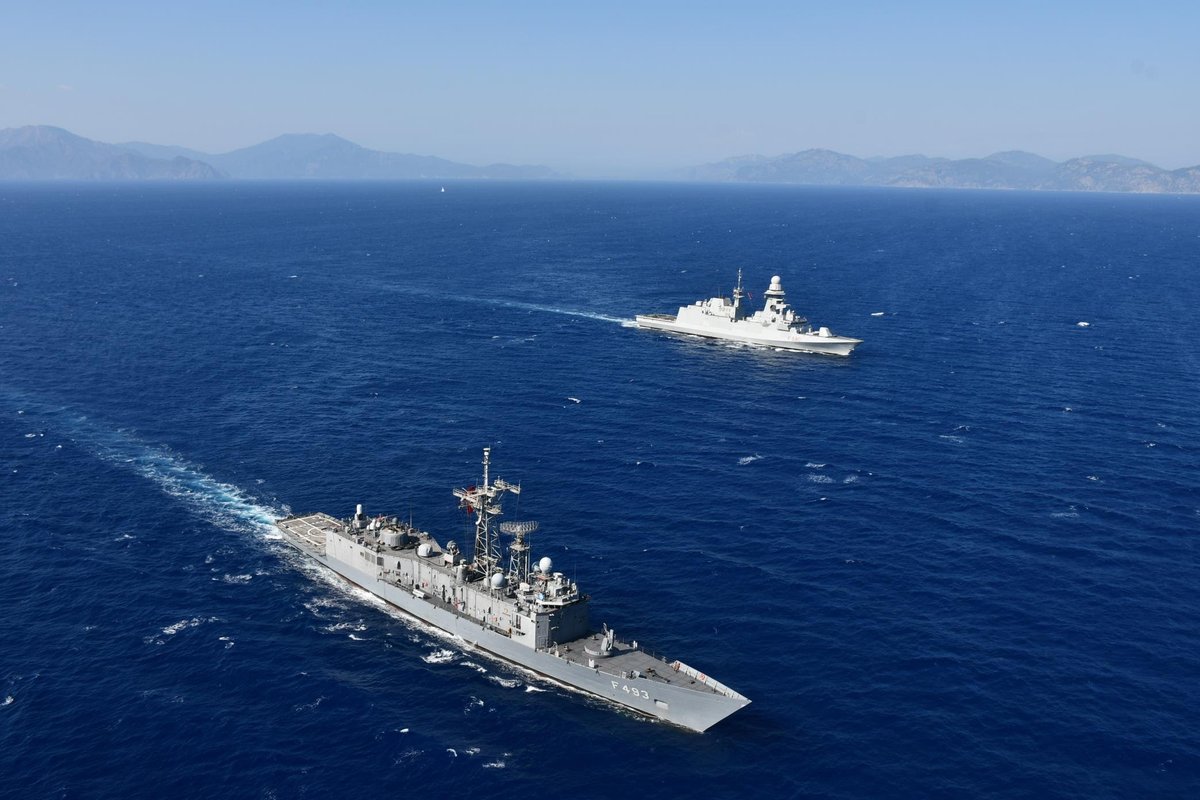 NATO_MARCOM's tweet image. #SNMG2 Flagship ๐ฎ๐น ITS Carlo Bergamini (F590) & ๐น๐ท TCG Gelibolu (F493) carried out dynamic maneuvers in the Central Meditarrenean Sea โ showing coordination, readiness, and true interoperability at work. Securing the seas, together. #WeAreNATO