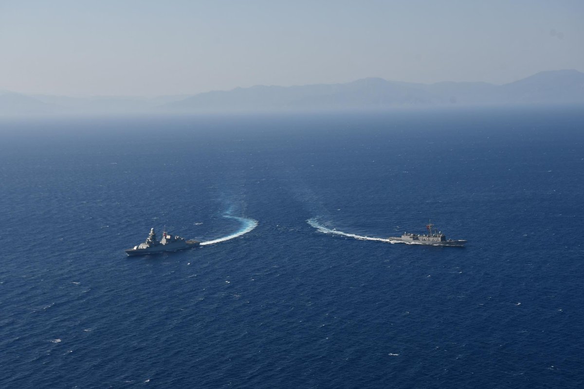 NATO_MARCOM's tweet image. #SNMG2 Flagship ๐ฎ๐น ITS Carlo Bergamini (F590) & ๐น๐ท TCG Gelibolu (F493) carried out dynamic maneuvers in the Central Meditarrenean Sea โ showing coordination, readiness, and true interoperability at work. Securing the seas, together. #WeAreNATO