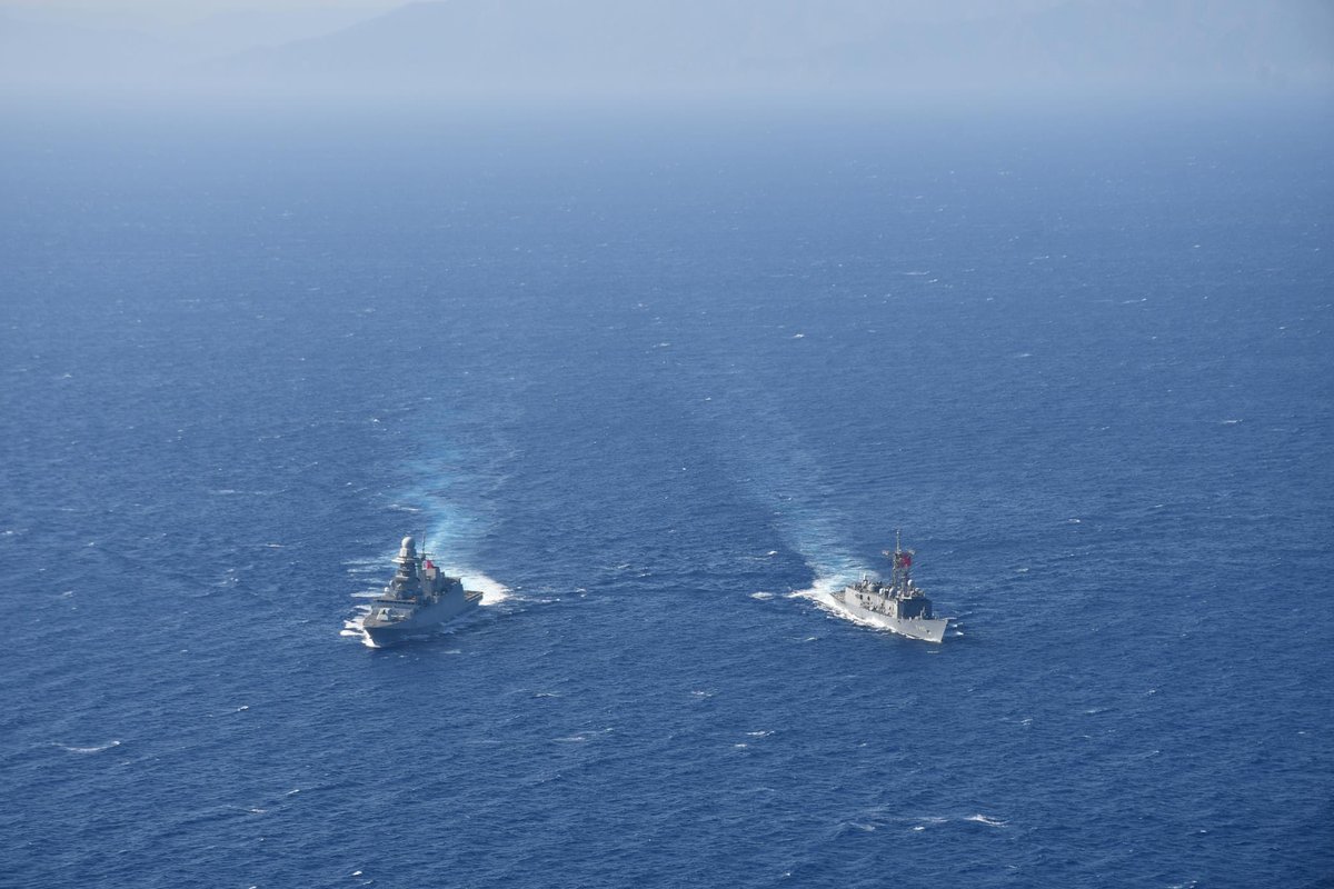 NATO_MARCOM's tweet image. #SNMG2 Flagship ๐ฎ๐น ITS Carlo Bergamini (F590) & ๐น๐ท TCG Gelibolu (F493) carried out dynamic maneuvers in the Central Meditarrenean Sea โ showing coordination, readiness, and true interoperability at work. Securing the seas, together. #WeAreNATO