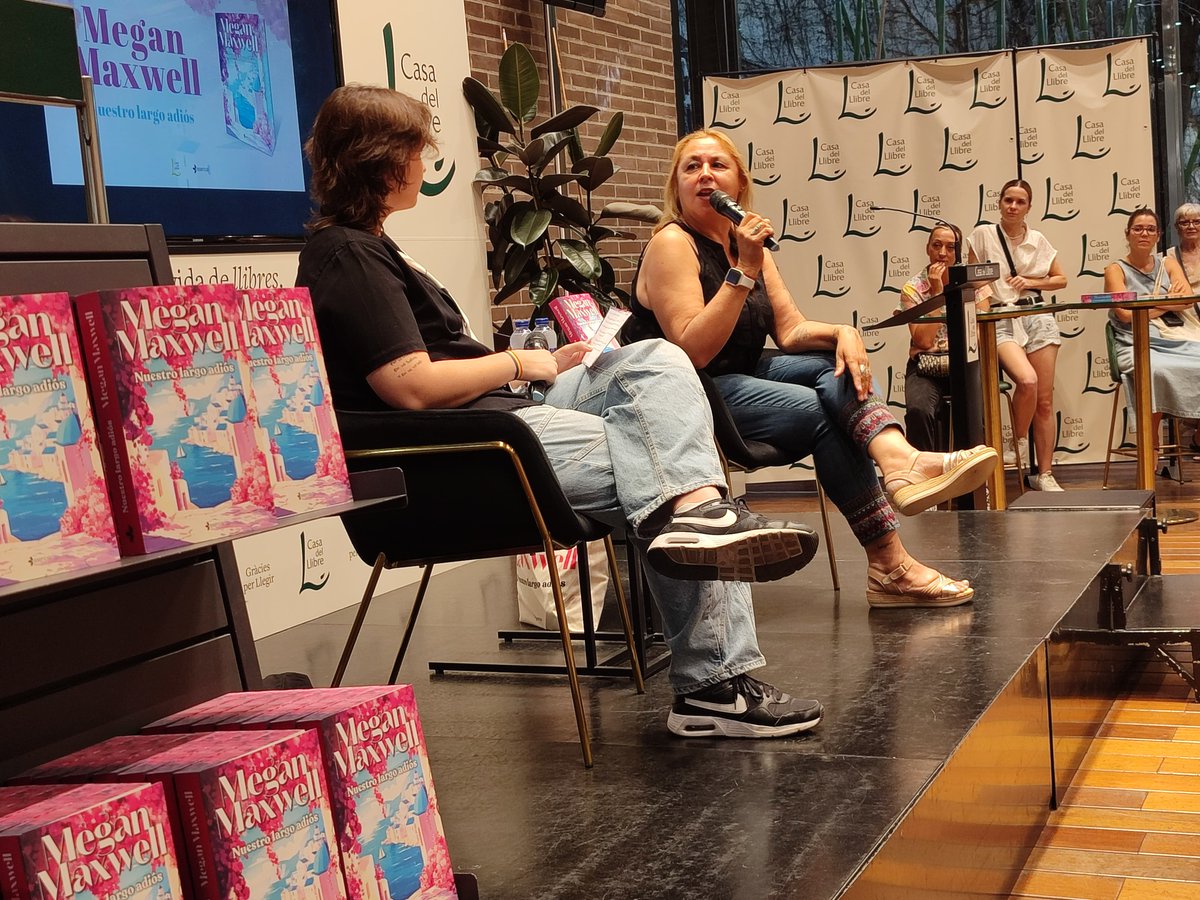 🤩🤩🤩¡¡¡Alucinante!!!🤩🤩🤩

Ayer tuvimos nuestra sala de Casa del Llibre de Rambla Catalunya llenita, hasta más no poder, con la presentación de "Nuestro largo adiós", de <a href="/MeganMaxwell/">Megan Maxwell</a>.

¡Gracias a todos por acompañarnos!