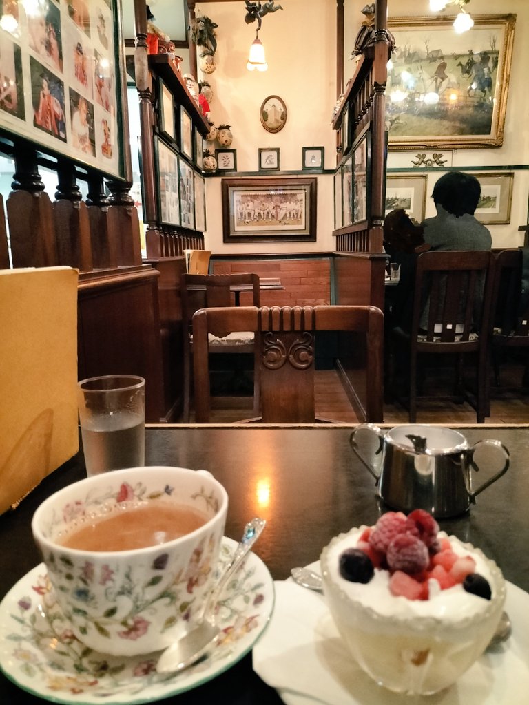 kokiairin's tweet image. 30年ぶりに堂島のロンドンティールームに来ました
いつの間にやらSNSで人気店になってたけど、しっぽりした雰囲気は残っててホッとした
ロイヤルミルクティーも変わらず美味しかったです
#喫茶店