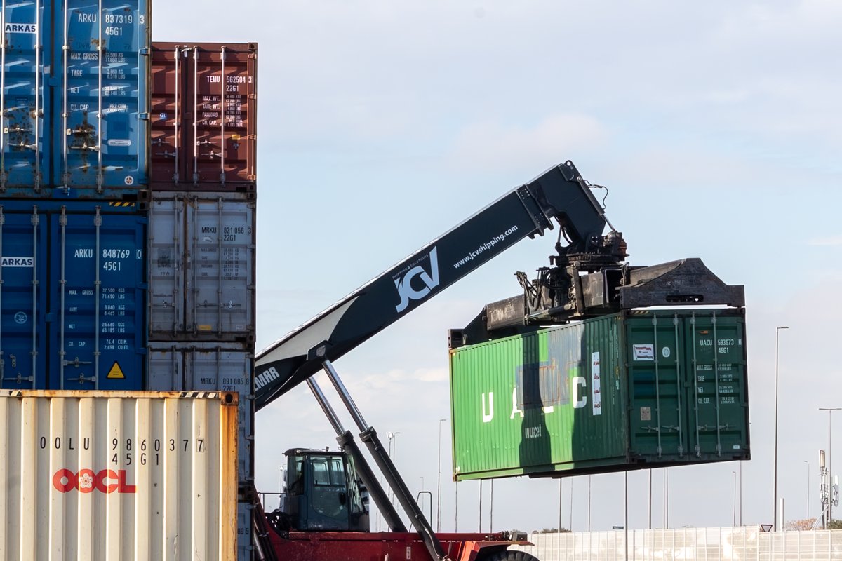 ¿Sabías que Zaragoza tiene uno de los mayores puertos secos del sur de Europa?
Desde nuestro puerto seco en PlaZa, las mercancías llegan y salen conectadas con los principales puertos marítimos de forma eficiente y rápida.

Cómo se exporta, importa.

#NiceToShipYou