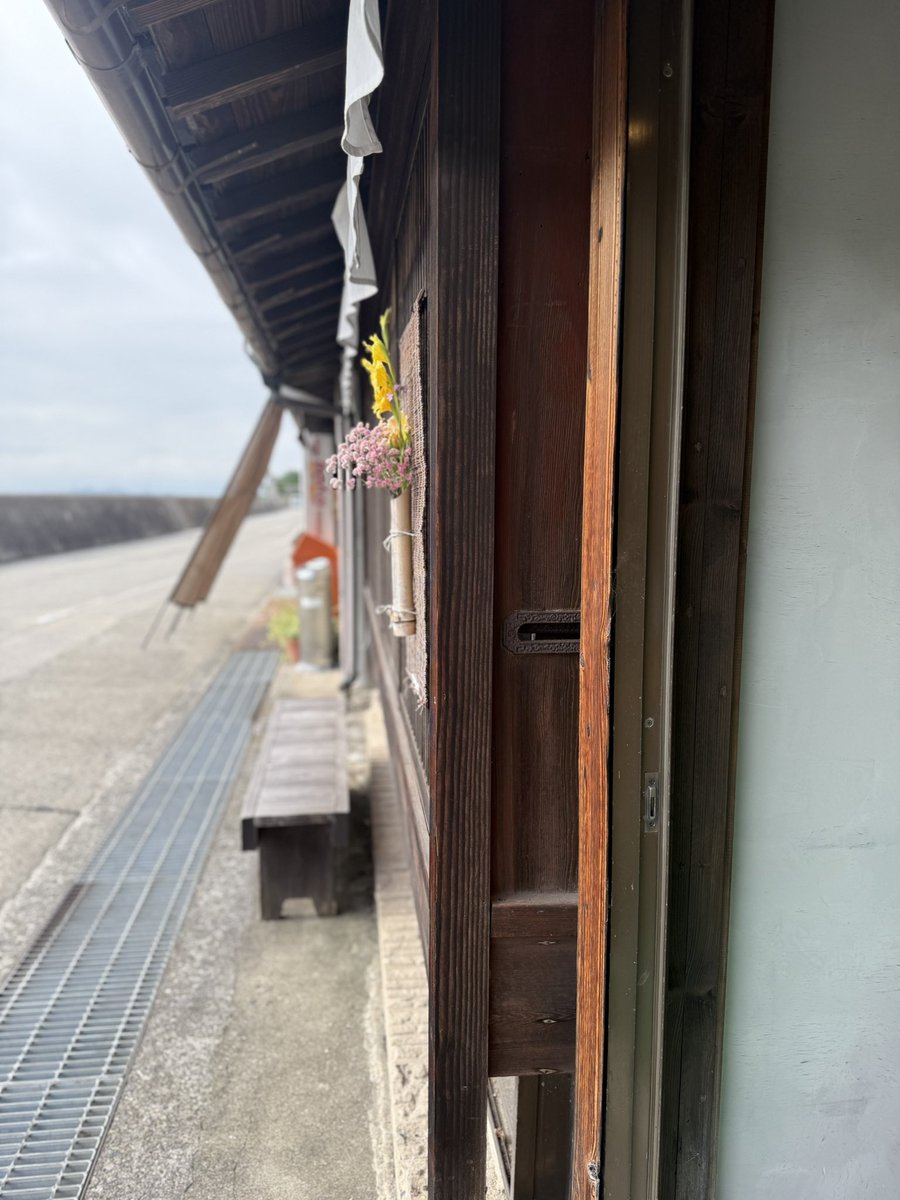 wakacho90's tweet photo. 江戸時代末期建築の閑月庵新豊。
花が綺麗、昔ながらの格子もとても良いが、今は使えない昔の郵便ポストの跡にグッとくる。便りを待ち侘び、ふとした瞬間に何かが挟まっている発見があり…この外と中を繋ぐ穴からどんな日常が送られていたんだろうと想像するとわくわくする。歴史は素晴らしい。 https://t.co/8HjuCsRXQH