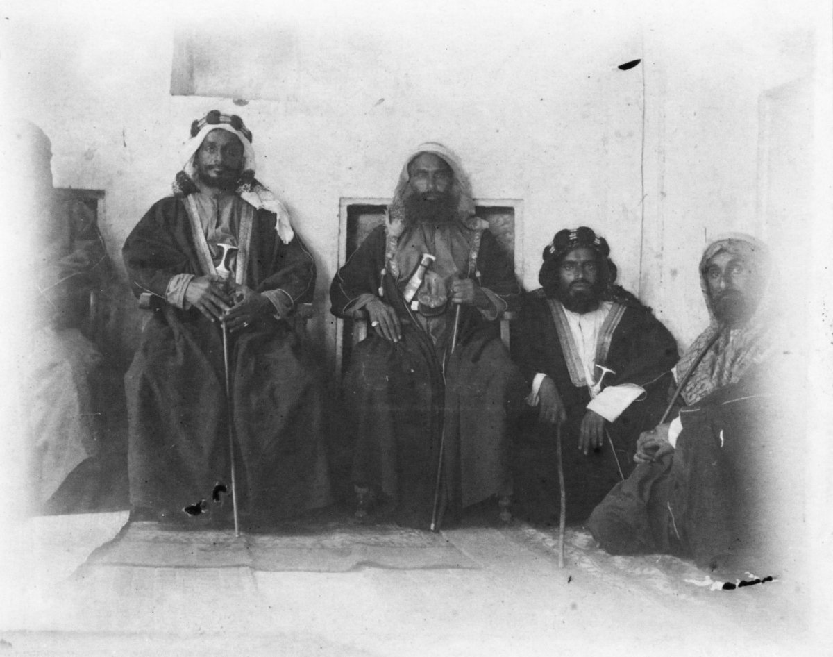 GAbalkhail's tweet image. صورة تحمل عنوان "شيخ الشارقة ومرافقيه"، ويُعتقد أنها التُقطت عام 1903م خلال زيارة اللورد كيرزون إلى الخليج، والذي كان حينها يشغل منصب الحاكم العام للهند وممثل التاج البريطاني الأعلى في شبه القارة الهندية.
ويُرجّح أن الصورة من أقدم الصور التي التقطت في أراضي الإمارات العربية…