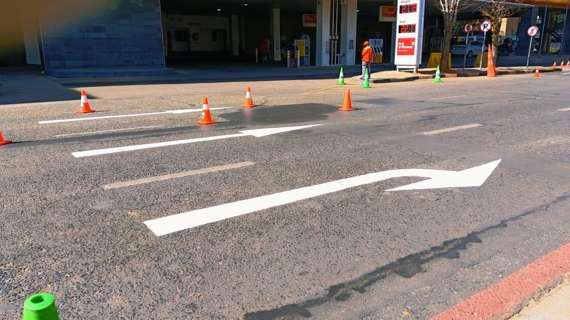 CrumRegionB's tweet image. Faded road markings are being repainted on Bath Street in Rosebank, Ward 117, improving visibility and enhancing pedestrian and motorist safety.
@CityofJoburgZA @CRUM_CoJ @MyJRA #HighImpactServiceDelivery
#JoburgReimagined