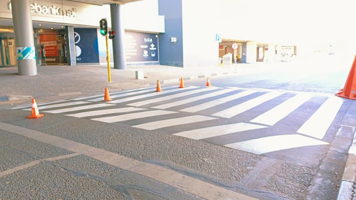 CrumRegionB's tweet image. Faded road markings are being repainted on Bath Street in Rosebank, Ward 117, improving visibility and enhancing pedestrian and motorist safety.
@CityofJoburgZA @CRUM_CoJ @MyJRA #HighImpactServiceDelivery
#JoburgReimagined