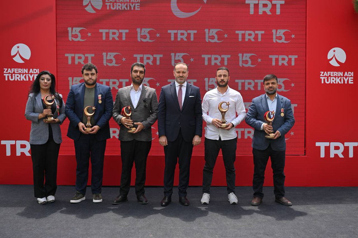 zahidsobaci's tweet image. 🇹🇷 #15Temmuz Demokrasi ve Millî Birlik Günü vesilesiyle düzenlediğimiz programda şehit yakınlarımız, gazilerimiz ve TRT ailemizle bir araya geldik.
O gece, TRT'yi kahramanca savunan mesai arkadaşlarıma ve Kurumumuza siper olan vatandaşlarımıza şükranlarımı sunuyorum.