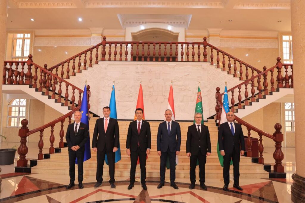 🔴AB – Orta Asya: Yüksek Düzeyli Siyasi ve Güvenlik Diyaloğu Toplantısı Gerçekleşti.

Avrupa Birliği ile Kazakistan, Kırgızistan, Tacikistan, Türkmenistan ve Özbekistan’dan oluşan Orta Asya ülkeleri, Tacikistan’ın başkenti Duşanbe’de Yüksek Düzeyli Siyasi ve Güvenlik Diyaloğu’nun