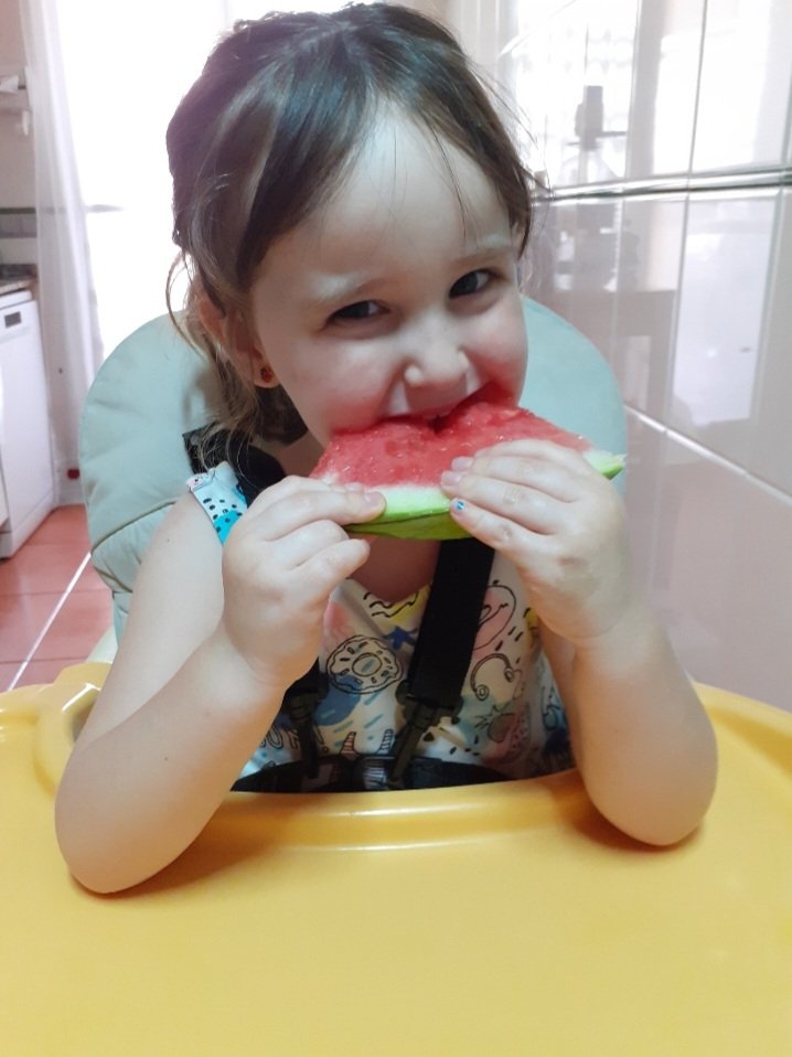 Este es el primer verano que he sido capaz de comer sandía. Parece absurdo verdad? A Vera le gustaba tanto que me sentía culpable de pensar siquiera en comprarla. Por más tiempo que pase, el día a día duele tanto. Asimilar que ha pasado de verdad. Acostumbrarse a su ausencia.