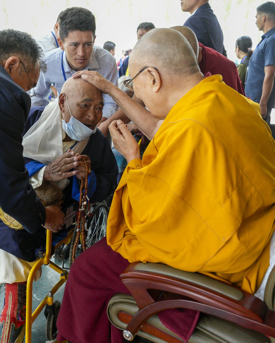 DalaiLama's tweet image. After granting an audience at his residence to over 200 devotees from nine countries—including elderly Tibetans and children with special needs—His Holiness the Dalai Lama offered his prayers and extended heartfelt good wishes to all, at Shiwatsel, Leh, Ladakh, India, on July 15,…