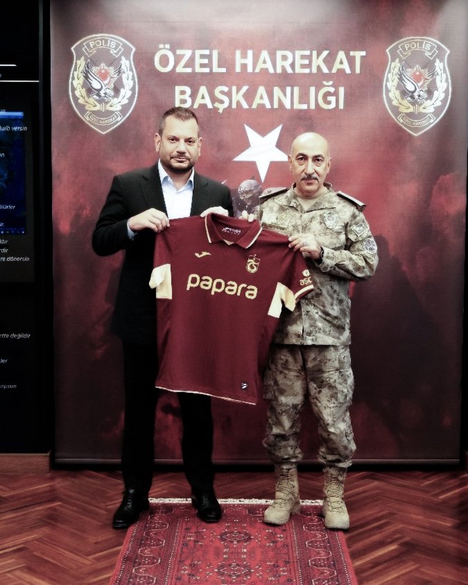 Trabzonspor Başkanı Ertuğrul Doğan ve Başkan Yardımcısı Nevzat Kaya, terör örgütü FETÖ’nün 15 Temmuz hain darbe girişimine karşı destansı bir direniş sergileyen ve 51 kahraman evladımızın şehadet mertebesine ulaştığı Özel Harekat Daire Başkanlığı’nı ziyaret etti.