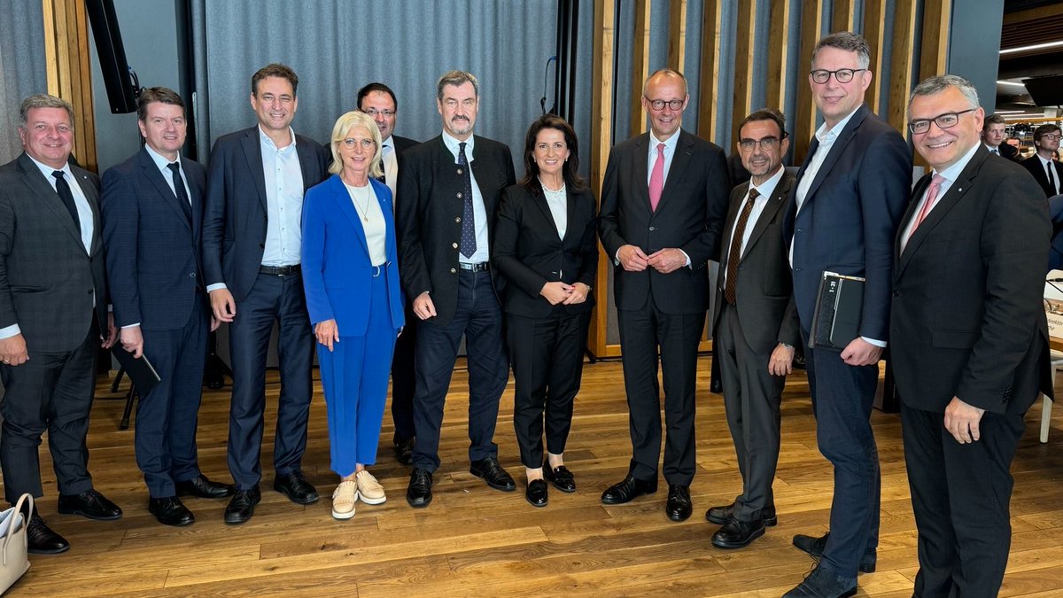 StMWK_Bayern's tweet image. #Kabinettssitzung auf der #Zugspitze und der erste offizielle Besuch des Bundeskanzlers @_FriedrichMerz in #Bayern. Ministerpräsident @Markus_Soeder begrüßte ihn mit einer Ehrenabordnung von 48 Kompanien der Gebirgsschützen und Blasmusik. #Ministerrat