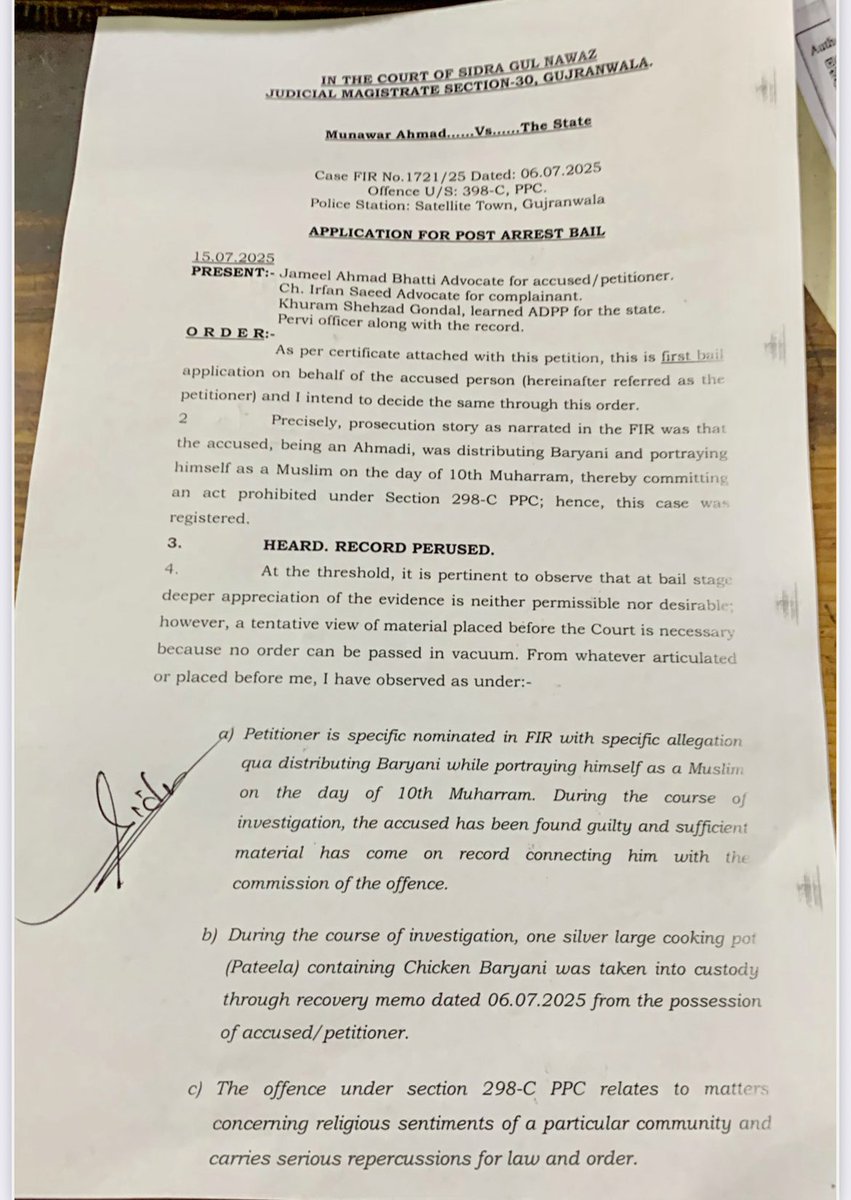 SaboohSyed's tweet image. تھانہ سیٹلائیٹ ٹاؤن گوجرانوالہ میں بریانی پکا کر تقسیم کرنے کے جرم میں درج ایف آئی آر میں نامزد احمدی منور احمد ورک کی ضمانت کے لیے کیس کی سماعت آج سدرہ گل نواز جوڈیشل مجسٹریٹ / سول جج کی عدالت میں مقرر تھی۔مذکورہ جج نے ضمانت کی درخواست خارج کردی ہے۔