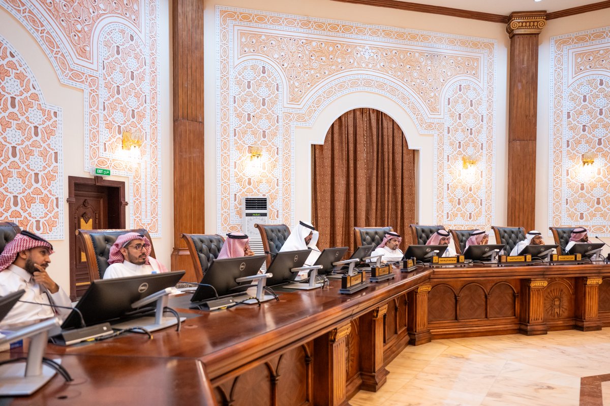 نيابة عن رئيس #الجامعة_الإسلامية، انعقدت اليوم اللجنة الدائمة الاستشارية برئاسة أ.د. علي بن موسى الزهراني، في جلستها الثالثة من العام الجامعي 1446-1447هـ؛ جرى خلال الجلسة مناقشة الموضوعات المدرجة على جدول الأعمال.