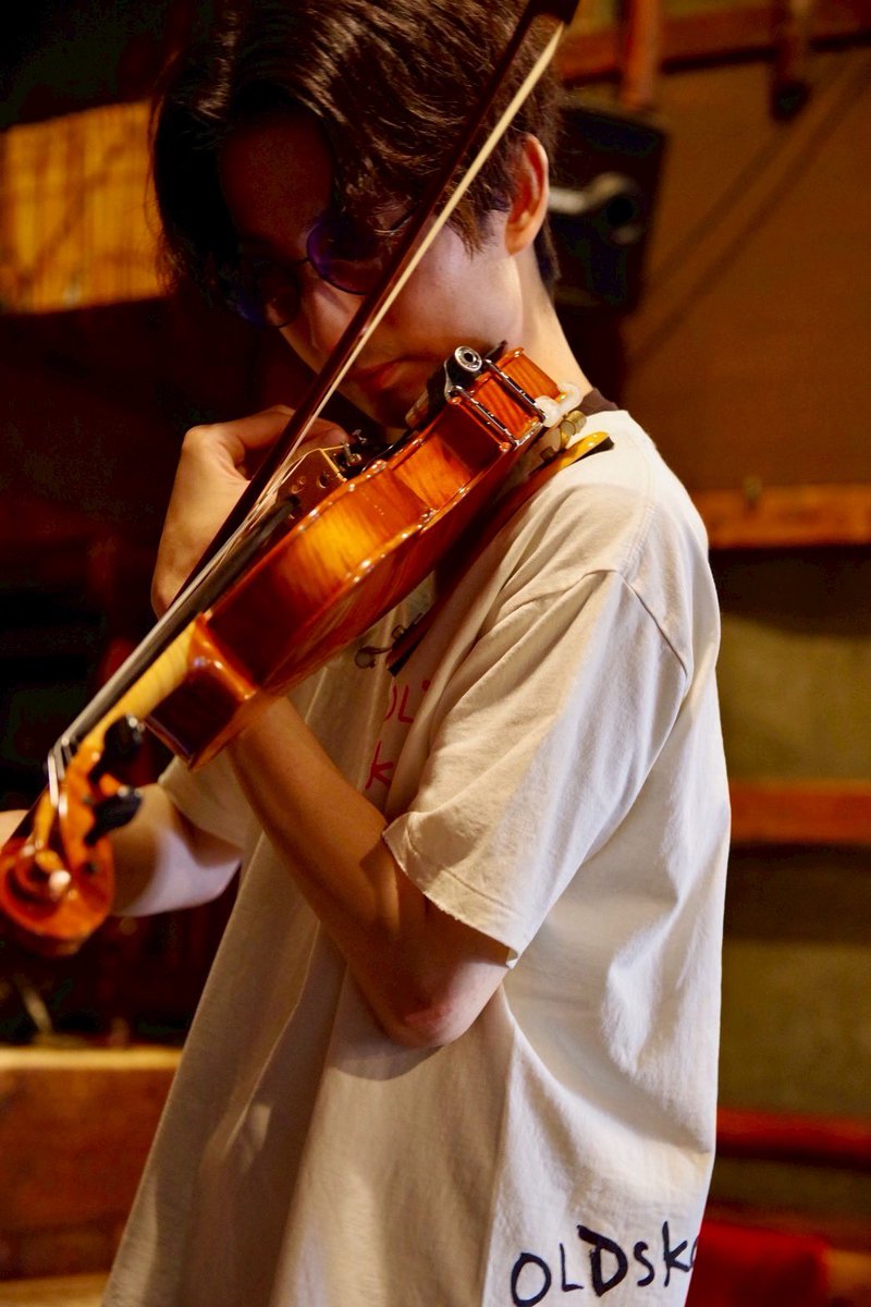 7/12はIKU violin trioで大阪ライブありがとうございました‼︎

雲州堂に8年ぶりの出演でした。
温かい場所で、バイオリン、ガットギターの音が心地よく響いてました！

次回は東京の渋谷homeに7/25金曜日に久々のフルバンドセット、よろしくお願いします！

7/12 IKU violin trio@雲州堂
guitar