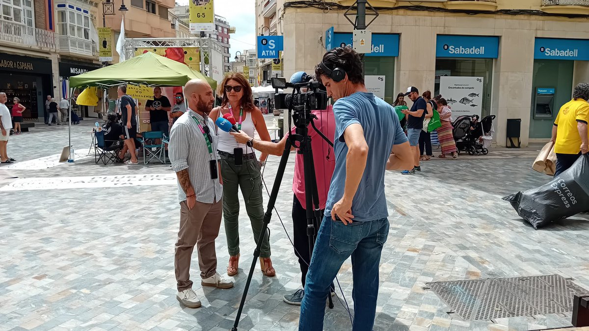 CSIFnacional's tweet photo. 📍 Octavo día de huelga de hambre de trabajadores de las empresas auxiliares de Navantia en Cartagena.

La presidenta de @CSIFRM, Eva María Hernández, muestra su apoyo a los trabajadores, acompañada de personal autonómico de CSIF de Sanidad, Asesoría Jurídica y Administración General de Comunidades Autónomas.

En la protesta participa un grupo de delegados y afiliados de CSIF.

Seguiremos luchando por los derechos de Navantia en Cartagena y el sector del metal murciano.