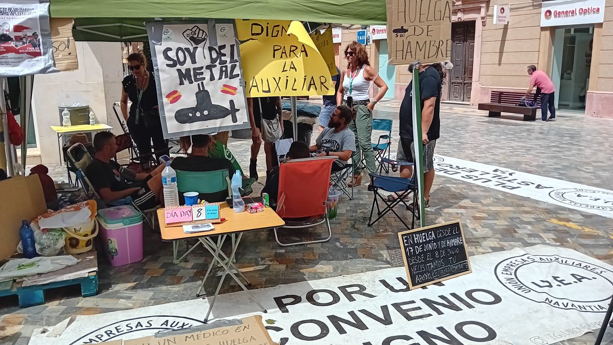 CSIFnacional's tweet photo. 📍 Octavo día de huelga de hambre de trabajadores de las empresas auxiliares de Navantia en Cartagena.

La presidenta de @CSIFRM, Eva María Hernández, muestra su apoyo a los trabajadores, acompañada de personal autonómico de CSIF de Sanidad, Asesoría Jurídica y Administración General de Comunidades Autónomas.

En la protesta participa un grupo de delegados y afiliados de CSIF.

Seguiremos luchando por los derechos de Navantia en Cartagena y el sector del metal murciano.