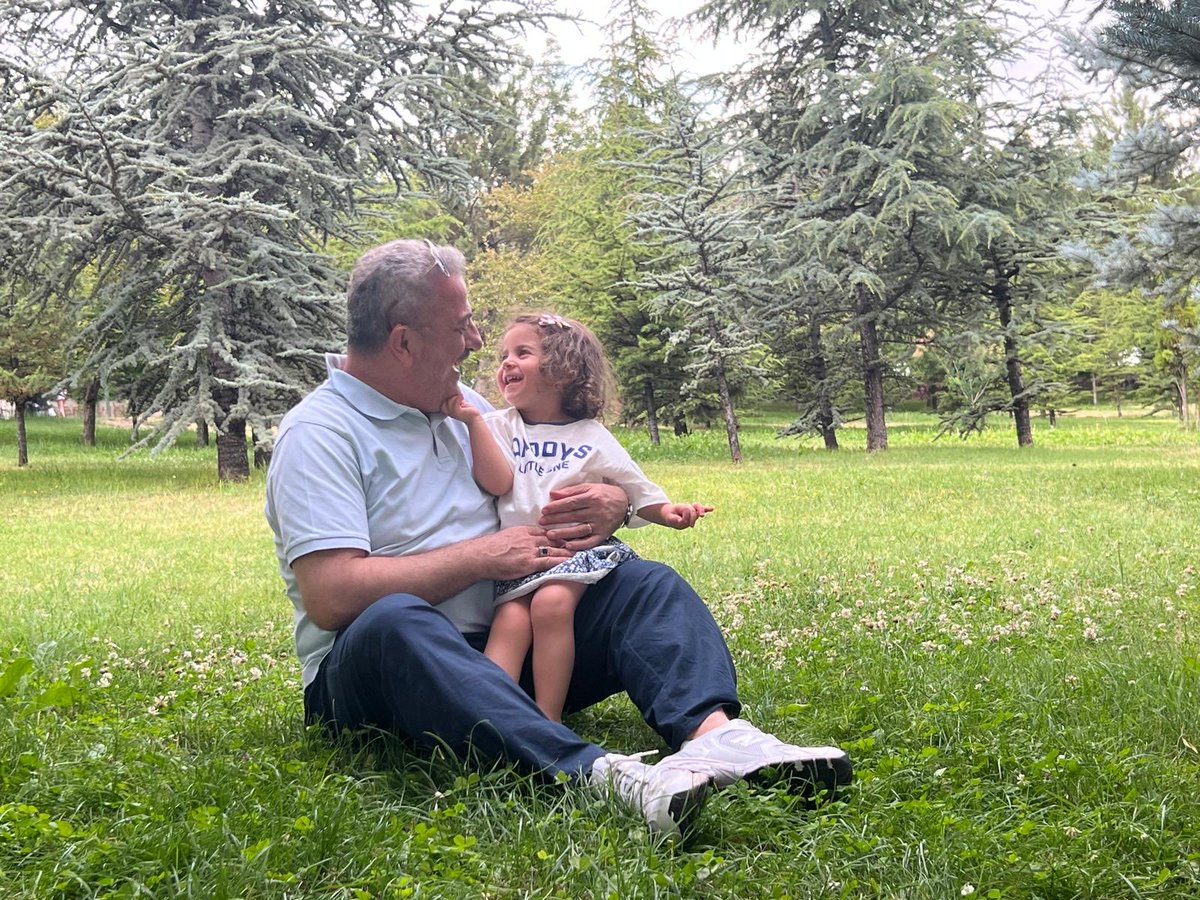 Hadi gel de dünya dertleriyle dertlen. Şu gülücük ve dokunuş, bambaşka bir aleme götürüyor insanı.