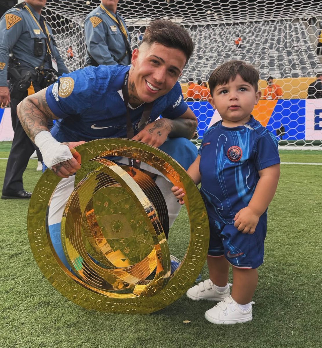 Mtoto wa Enzo Fernandez, Benja, amevaa medali ya Conference League na kugusa kombe la Club World Cup kabla ya Bukayo Saka wa Arsenal.