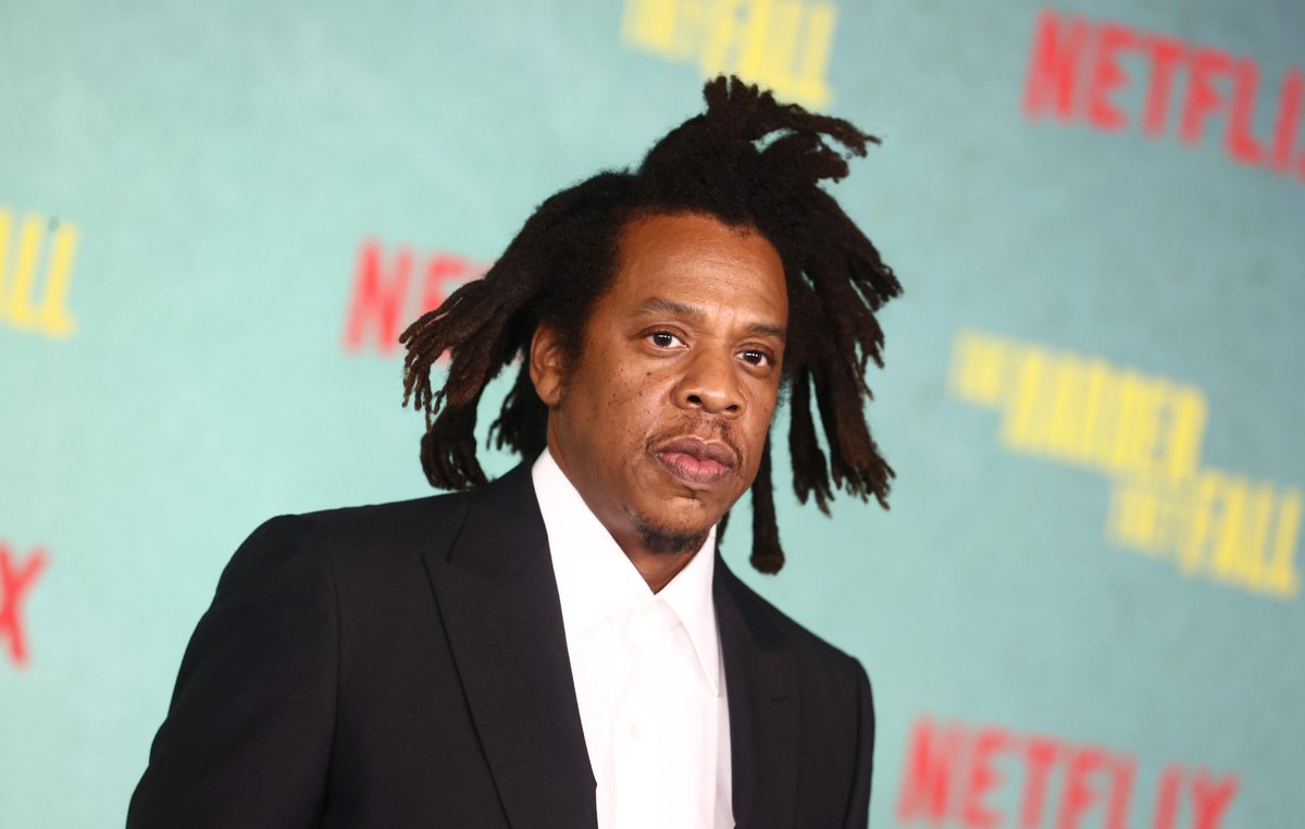 iamwildandout's tweet image. MESSY AND FAMOUS: Jay-Z — From Marcy’s Blocks to Billionaire Bars 💰
Before the suits, Beyoncé, and billion-dollar empire, Shawn Corey Carter was just a skinny kid from Brooklyn’s Marcy Projects — a place where dreams didn’t grow, they got swallowed.
Born in 1969, Jay-Z watched…