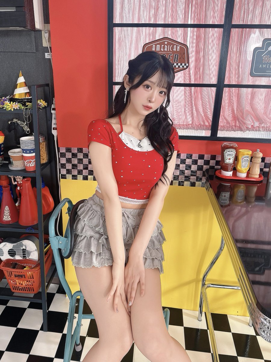 おとばんオフショット♡
相変わらずこちらもハイパーミニなスカート！

今回は美脚くびれ脚マッサージにAI活用に
パーソナルトレーニングの回でした✨

オフレコだと思ってたシーン
ピー入ってたけど使われててびっくりした🫨💦笑

#おとばん!!!👖🎸👠最新話はこちらから♡
📺https://t.co/yk1O2qWnKz https://t.co/i3PxkaIzLO