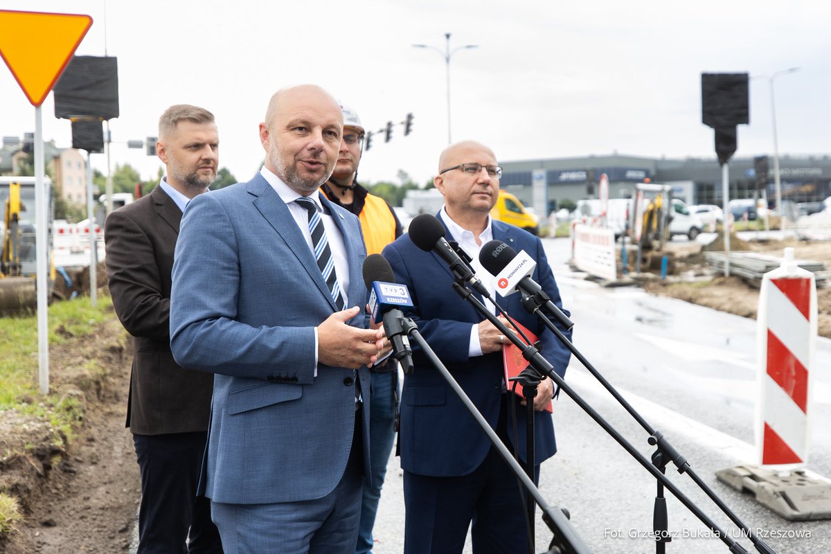 Konrad Fijołek (@fijokonrad) on Twitter photo Budujemy łącznik Wieniawskiego i Krzyżanowskiego. Mieliśmy na to całość: 44 mln zł, a dziś dostaliśmy jeszcze od <a href="/MI_GOV_PL/">Ministerstwo Infrastruktury</a>, przy wielkim wsparciu <a href="/_Adam_Dziedzic/">Adam Dziedzic</a>, kolejne 4,7 mln zł. Dzięki temu będziemy mogli te pieniądze bardzo dobrze wykorzystać na inne inwestycje. Dziękuję! Budujemy łącznik Wieniawskiego i Krzyżanowskiego. Mieliśmy na to całość: 44 mln zł, a dziś dostaliśmy jeszcze od <a href="/MI_GOV_PL/">Ministerstwo Infrastruktury</a>, przy wielkim wsparciu <a href="/_Adam_Dziedzic/">Adam Dziedzic</a>, kolejne 4,7 mln zł. Dzięki temu będziemy mogli te pieniądze bardzo dobrze wykorzystać na inne inwestycje. Dziękuję!