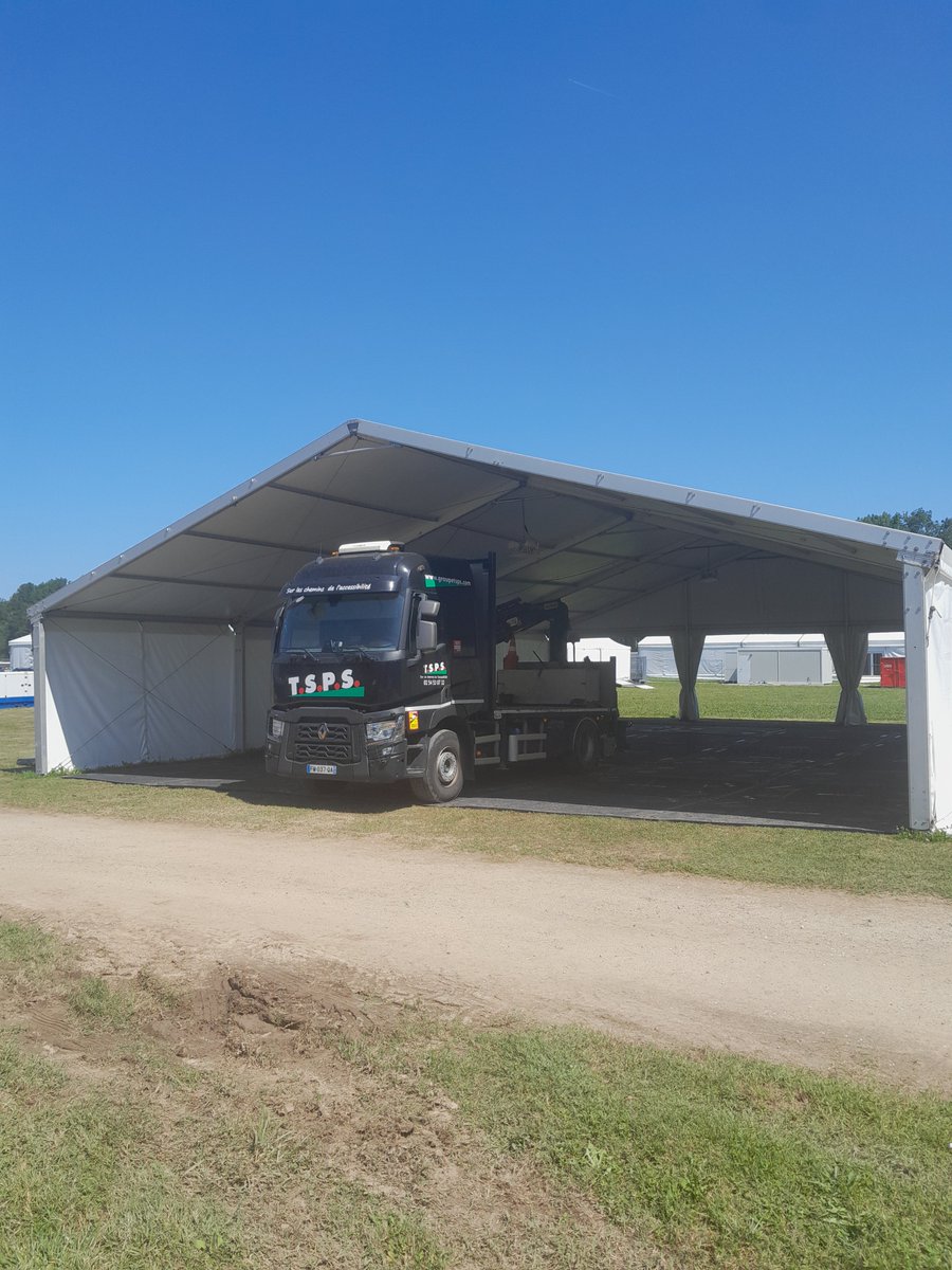 GroupeTSPS's tweet image. Partenaire logistique du #Garorock2025, notre équipe a déployé des plaques ALU, TUFFTRAK, EUROMAT &amp;amp; ROLATRAC pour assurer des accès sécurisés, préserver le site et faciliter la circulation 👷‍♂️

#Festival #Logistique