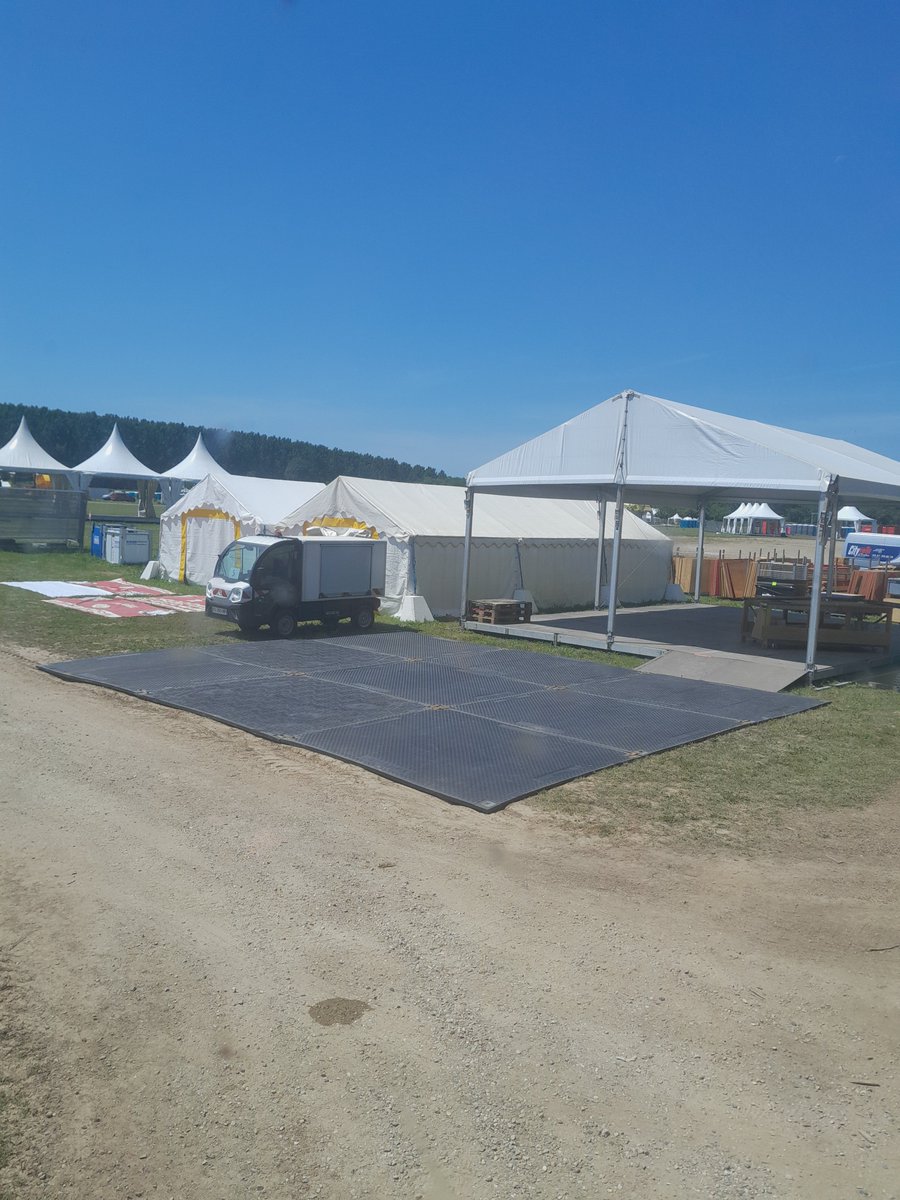 GroupeTSPS's tweet image. Partenaire logistique du #Garorock2025, notre équipe a déployé des plaques ALU, TUFFTRAK, EUROMAT &amp;amp; ROLATRAC pour assurer des accès sécurisés, préserver le site et faciliter la circulation 👷‍♂️

#Festival #Logistique