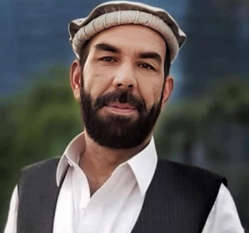 جنازه مې ملاکنډ په سوکو کېده
د مومندو، باجوړو پوښتنه وکړہ
په مزه مزه مې کوز کړه اشنغر ته
په مردان کې د کوڅو پوښتنه وکړه
په ډېره درنه او خواشینۍ سره مطیع الله تراب پر مړینه خپلې ژورې خواخوږۍ څرګندوم، هغه یو ریښتینی، بااحساسه او د پښتنو د دردونو غږ وو چې اواز به نسلونه انګازیږي