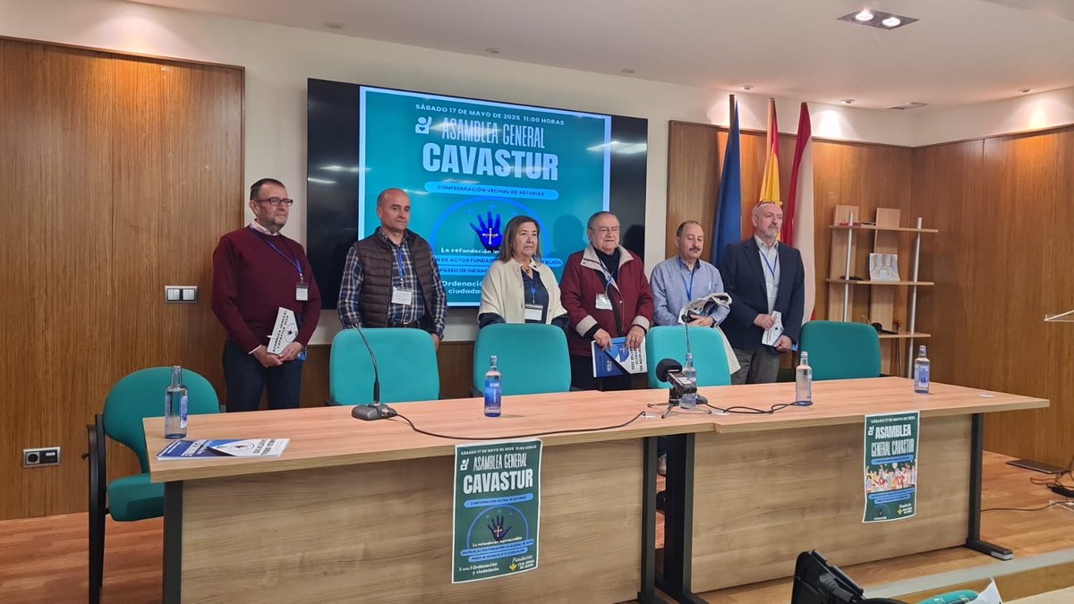 EL RELEVO EN CAVASTUR
El expresidente Emilio Peña, cede el testigo a María José Cuervo(Gijón), que posa junto a miembros de la nueva Junta. Junto a ella, Santiago Camporro (Oviedo), Luis Batalla (Villaviciosa), Arsenio Díaz (Mieres) y Santiago Izquierdo (Gijón Rural).