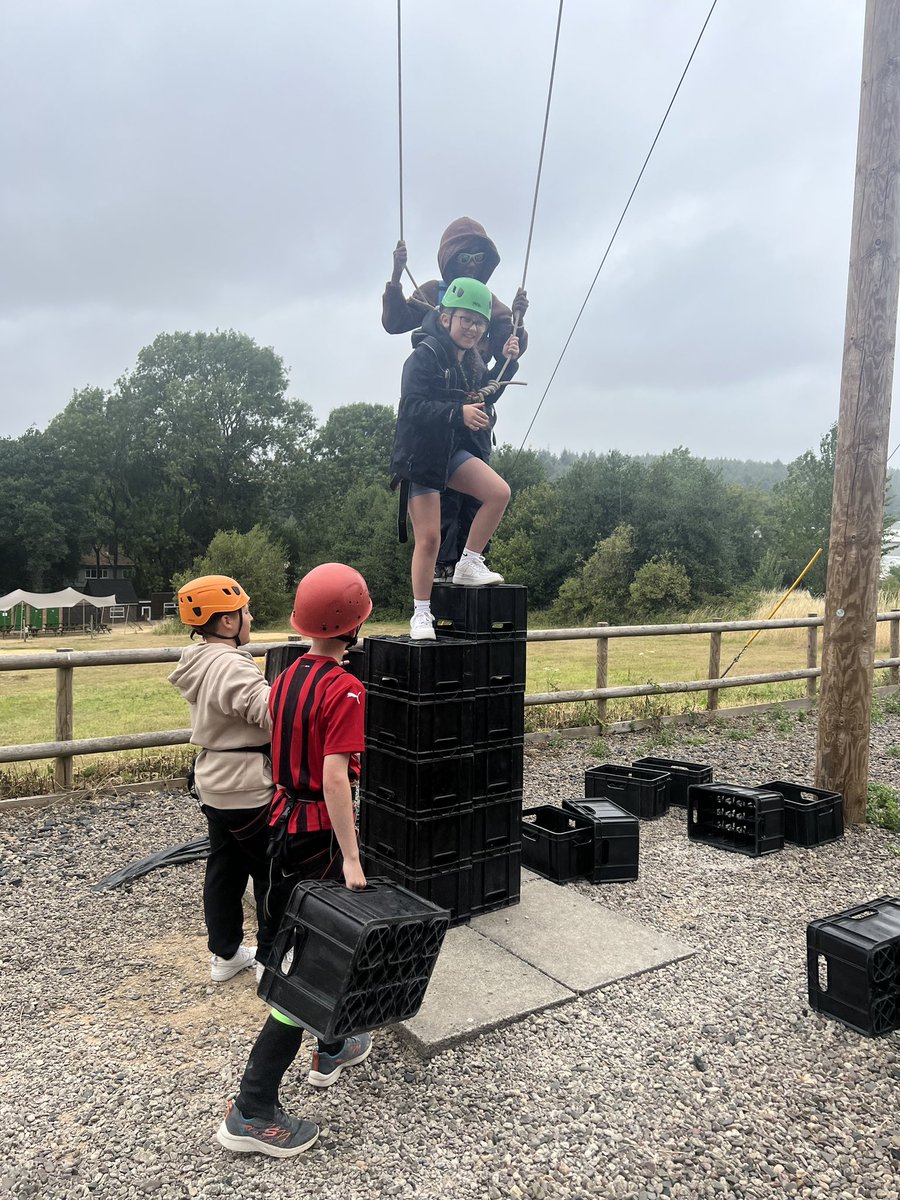 fairwayGLP's tweet image. Year 6 residential…makeshift raincoats and crate stacking. 💚 ☔️ 💚
#Fairway #GLP #Year6