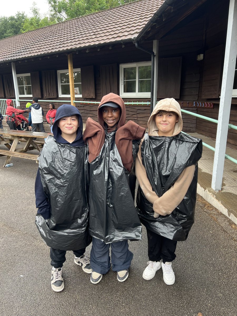 fairwayGLP's tweet image. Year 6 residential…makeshift raincoats and crate stacking. 💚 ☔️ 💚
#Fairway #GLP #Year6