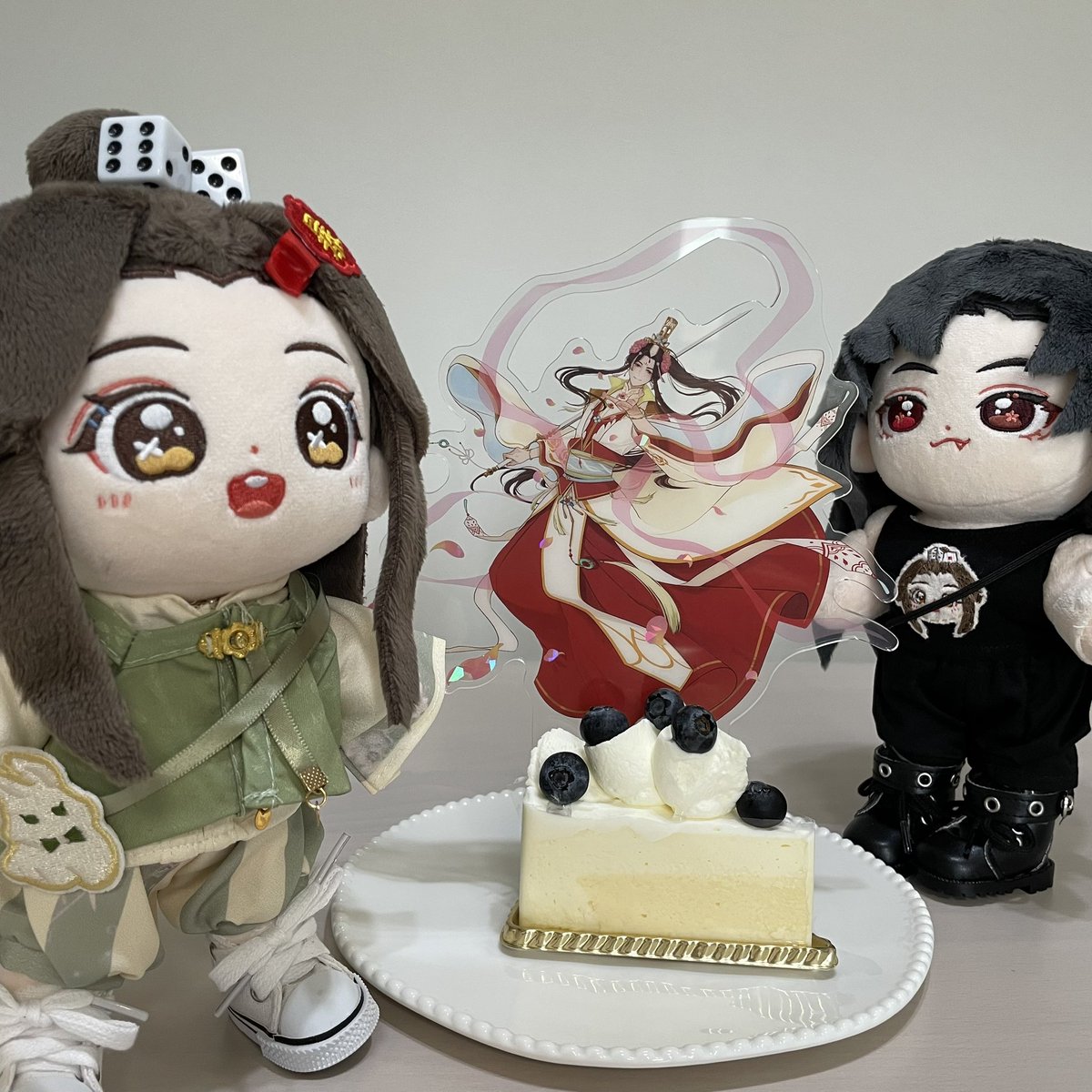 🌸：思ってたんと違う

（🍖：大切な日に体調崩してごめんよ）

体調不良で準備できなかったから
「ばえるケーキ買ってきて」
って 家族に頼んだのに...すごい殺風景なケーキw

城主のちょっと気まずそうなお顔、可愛い🥺
完璧なお祝いしたかっただろうに💦

#謝憐0715生日快乐
#謝怜0715生日快乐