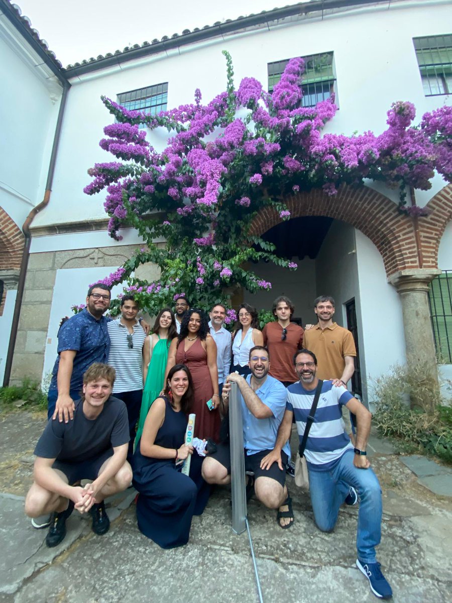 Fregenal de la Sierra no sólo nos ofrece un enclave para nuestras actividades académicas, también nos regala rincones de sosiego y para disfrutar de la naturaleza en todo su esplendor. Aquí toda la expedición del IPP Summer School posa en el patio del convento de la Paz.