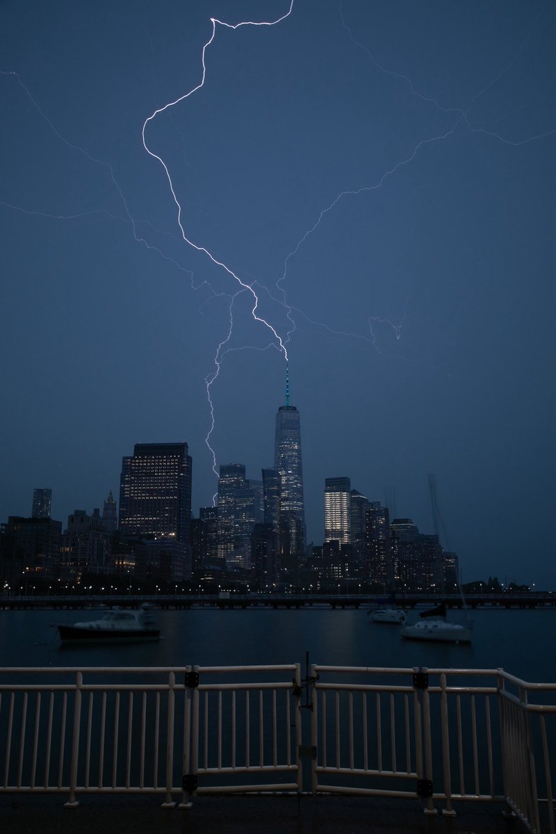 maximusupinNYc's tweet image. Lightning striking One World Trade during last night’s flash flood warning. More than two inches of rain fell on NYC in just one hour. #NYC
