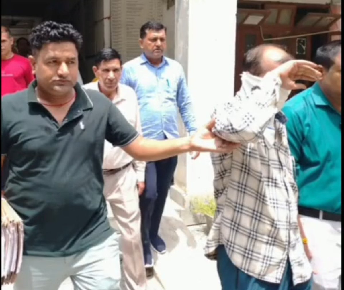 🚨 पानीपत की तहसील में रिश्वतखोरी का भंडाफोड़!
इसराना उपमंडल में ACB की टीम ने तहसीलदार के रीडर इंद्रजीत को ₹25,000 रिश्वत लेते रंगे हाथ दबोचा 💰❌

शिकायतकर्ता नवीन से इंतकाल के नाम पर मांगी जा रही थी रिश्वत, पहले मांगे थे ₹50,000।
🔎 ट्रैप के बाद टीम ने तय सीरियल नंबर के