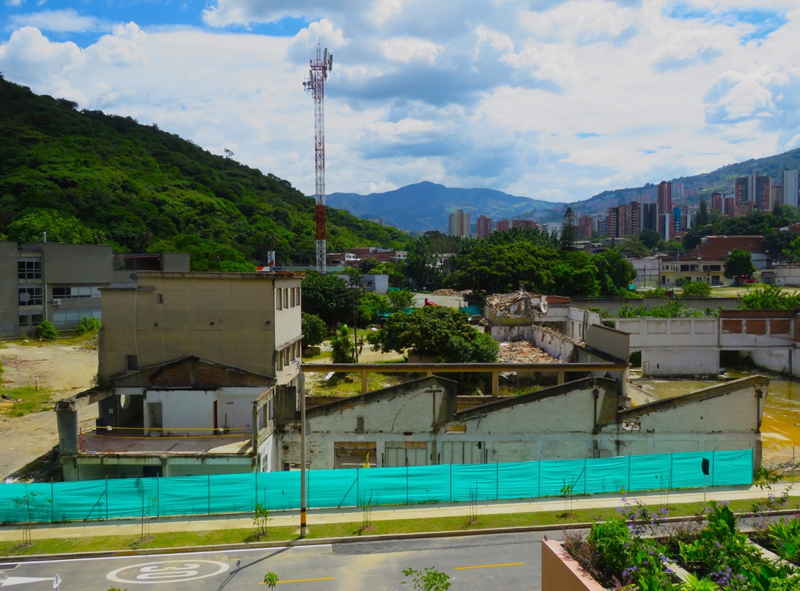 Necesario atender las consideraciones del profesor González sobre la urgencia de prevenir posibles afectaciones negativas al ecosistema del cerro El Volador por el trazado y las obras del metro de la 80 en #Medellín. <a href="/metrodemedellin/">Metro de Medellín 💚 #CulturaMetro</a> <a href="/AlcaldiadeMed/">Alcaldía de Medellín</a>.