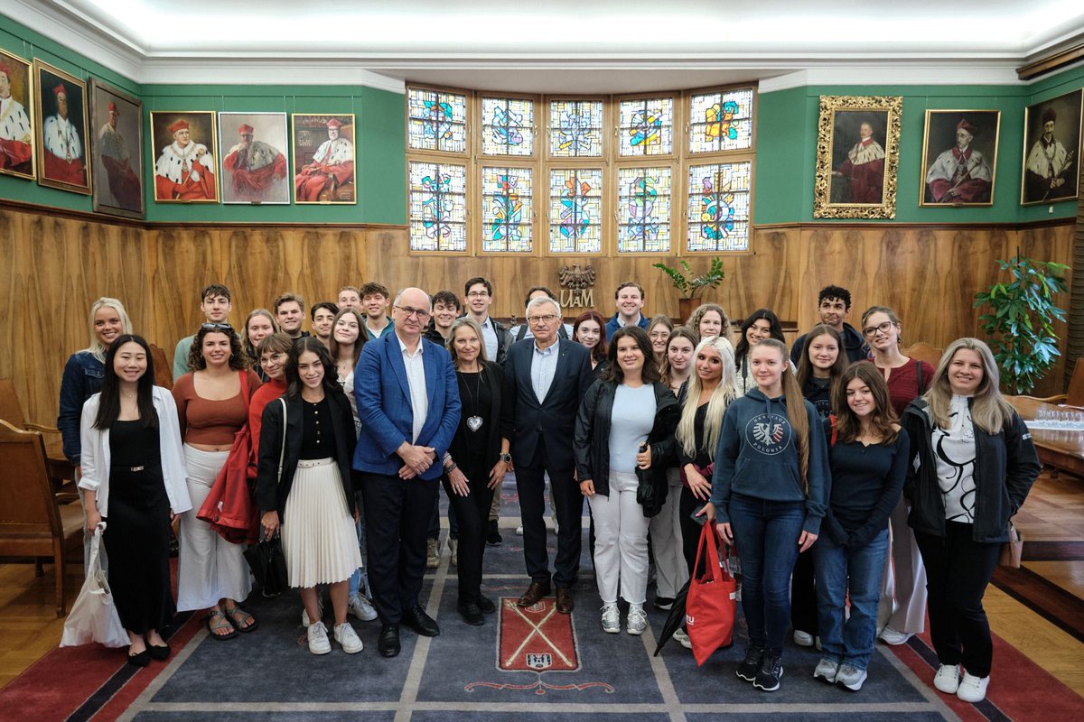 UAM_Poznan's tweet image. 12.07 UAM odwiedziła Wicekonsul Honorowa RP w Miami na Florydzie, Beata Paszyc. Towarzyszyła jej grupa studentek i studentów polonijnych z USA.

Gości przyjął Prorektor ds. Cyfryzacji i Współpracy z Gospodarką prof. Michał Banaszak oraz prof. Bronisław Marciniak, były Rektor UAM.