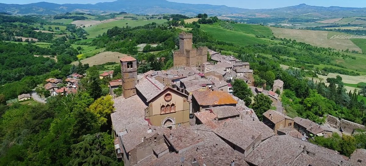 visit_lazio's tweet photo. #Proceno è un borgo con origini antiche. Dal castello, il punto più alto, si può ammirare un paesaggio mozzafiato su tre regioni  Lazio, Umbria e Toscana. È il primo borgo lungo la via Francigena del Nord nel Lazio.

👉 https://t.co/RdrsD5jTIn 

#VisitLazio https://t.co/NGcvpvT090