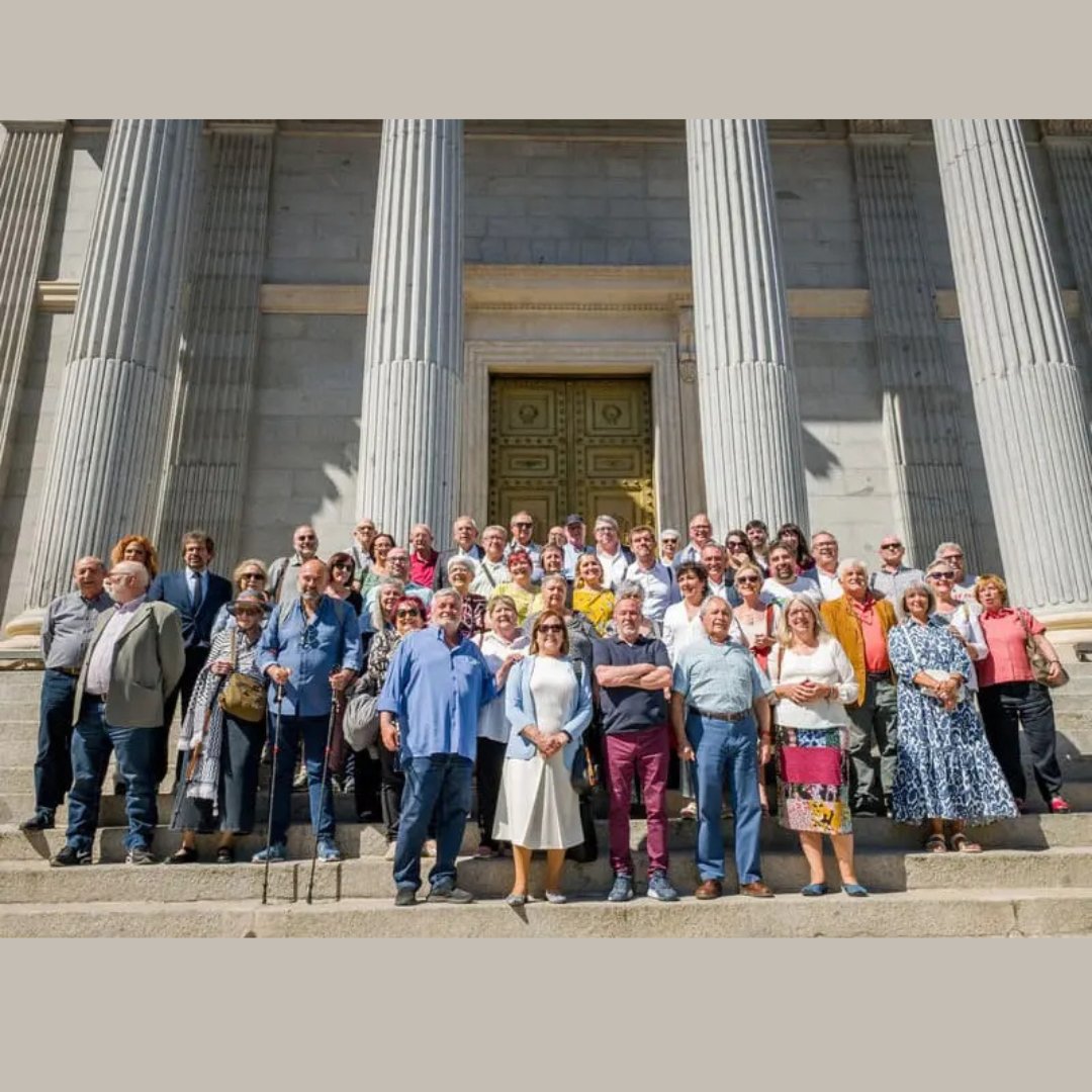 EL CONGRESO APRUEBA UNA HISTÓRICA PNL QUE RECONOCE EL PAPEL CLAVE DEL MOVIMIENTO VECINAL EN LA DEMOCRACIA ESPAÑOLA
La presidenta de CAVASTUR,  María José Cuervo, entre las 74 personas que, procedentes de distintas federaciones y confederaciones, estuvo presente en este gran día.