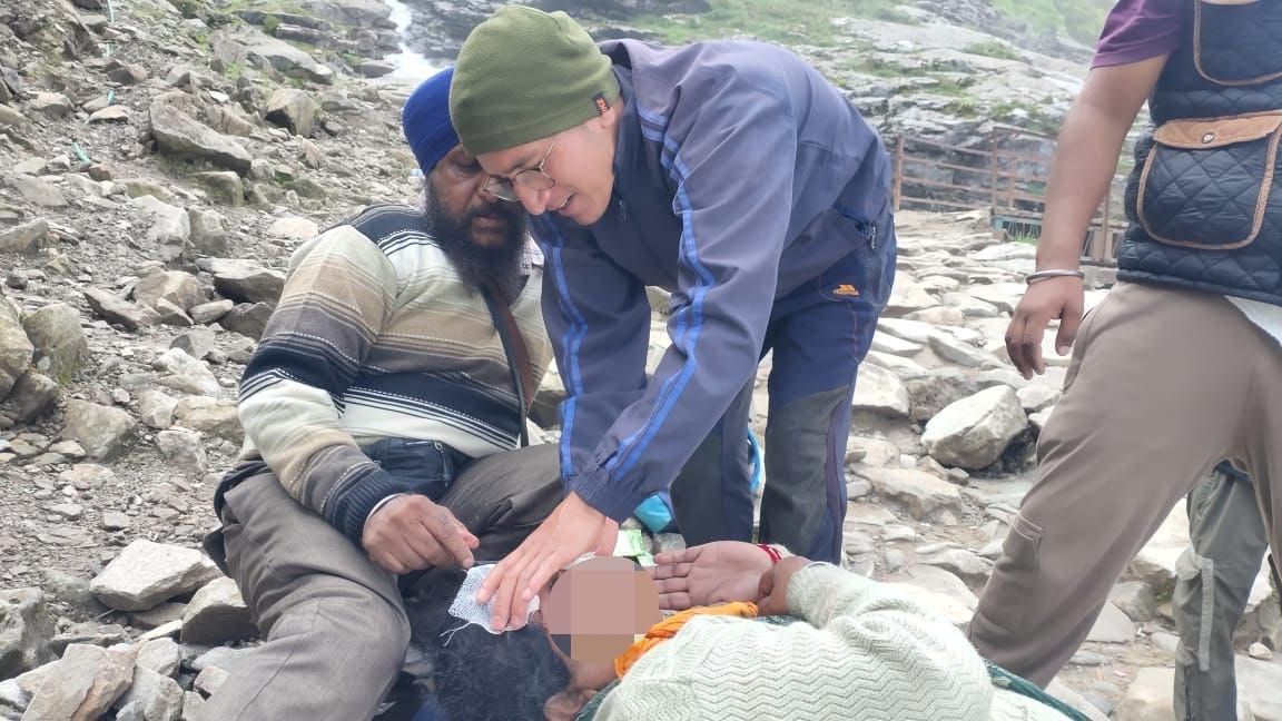 Uttarakhand Police (@uttarakhandcops) on Twitter photo рдорд┐рддреНрд░рддрд╛,рд╕реЗрд╡рд╛, рд╕реБрд░рдХреНрд╖рд╛ЁЯСотАНтЩВя╕П
рд╢реНрд░реА рд╣реЗрдордХреБрдВрдб рд╕рд╛рд╣рд┐рдм рдпрд╛рддреНрд░рд╛ рдХреЗ рджреМрд░рд╛рди рдПрдХ рдорд╣рд┐рд▓рд╛ рд╢реНрд░рджреНрдзрд╛рд▓реБ рдШреЛрдбрд╝реЗ рд╕реЗ рдЯрдХреНрдХрд░ рд▓рдЧрдиреЗ рдХреЗ рдХрд╛рд░рдг рдШрд╛рдпрд▓ рд╣реЛ рдЧрдИрдВред рд╕реВрдЪрдирд╛ рдорд┐рд▓рддреЗ рд╣реА, SDRF рдХреА рд░реЗрд╕реНрдХреНрдпреВ рдЯреАрдо рдХреЗ рдкреИрд░рд╛рдореЗрдбрд┐рдХреНрд╕ рдХрдорд▓ рдиреЗ рддреБрд░рдВрдд рдореМрдХреЗ рдкрд░ рдкрд╣реБрдВрдЪрдХрд░ рдЙрдиреНрд╣реЗрдВ рдкреНрд░рд╛рдердорд┐рдХ рдЙрдкрдЪрд╛рд░ рджрд┐рдпрд╛ рдФрд░ рд╣реЗрдордХреБрдВрдб рд╕рд╛рд╣рд┐рдм рдбрд┐рд╕реНрдкреЗрдВрд╕рд░реА рднрд┐рдЬрд╡рд╛рдпрд╛ рдЧрдпрд╛ред рдорд┐рддреНрд░рддрд╛,рд╕реЗрд╡рд╛, рд╕реБрд░рдХреНрд╖рд╛ЁЯСотАНтЩВя╕П
рд╢реНрд░реА рд╣реЗрдордХреБрдВрдб рд╕рд╛рд╣рд┐рдм рдпрд╛рддреНрд░рд╛ рдХреЗ рджреМрд░рд╛рди рдПрдХ рдорд╣рд┐рд▓рд╛ рд╢реНрд░рджреНрдзрд╛рд▓реБ рдШреЛрдбрд╝реЗ рд╕реЗ рдЯрдХреНрдХрд░ рд▓рдЧрдиреЗ рдХреЗ рдХрд╛рд░рдг рдШрд╛рдпрд▓ рд╣реЛ рдЧрдИрдВред рд╕реВрдЪрдирд╛ рдорд┐рд▓рддреЗ рд╣реА, SDRF рдХреА рд░реЗрд╕реНрдХреНрдпреВ рдЯреАрдо рдХреЗ рдкреИрд░рд╛рдореЗрдбрд┐рдХреНрд╕ рдХрдорд▓ рдиреЗ рддреБрд░рдВрдд рдореМрдХреЗ рдкрд░ рдкрд╣реБрдВрдЪрдХрд░ рдЙрдиреНрд╣реЗрдВ рдкреНрд░рд╛рдердорд┐рдХ рдЙрдкрдЪрд╛рд░ рджрд┐рдпрд╛ рдФрд░ рд╣реЗрдордХреБрдВрдб рд╕рд╛рд╣рд┐рдм рдбрд┐рд╕реНрдкреЗрдВрд╕рд░реА рднрд┐рдЬрд╡рд╛рдпрд╛ рдЧрдпрд╛ред
