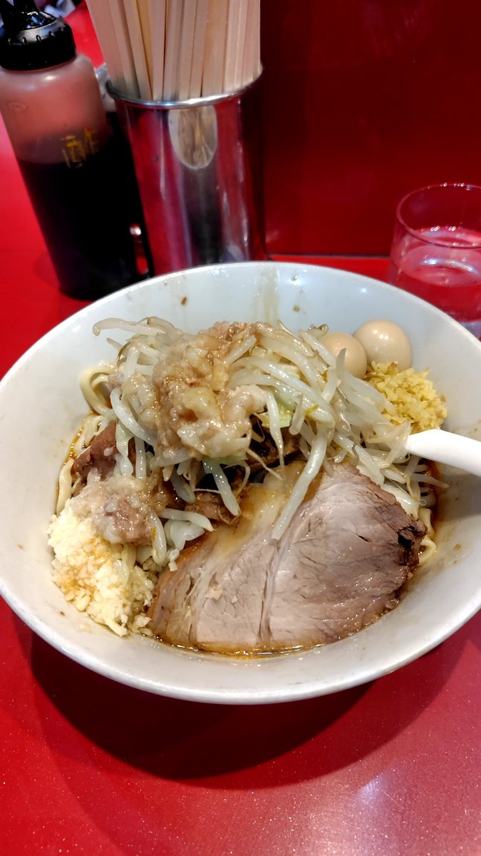 KeyleeUcchiy's tweet photo. ラーメン二郎 西台駅前店
ミニ+汁なし+ショウガ半分+ニンニク+アブラ
シトシト蒸し蒸しな天気を祓うべく、汁なしまぜまぜ、後半海苔巻き巻きの完食！#二郎　#ラーメン二郎　#ラーメン https://t.co/eiHSb4NfBq