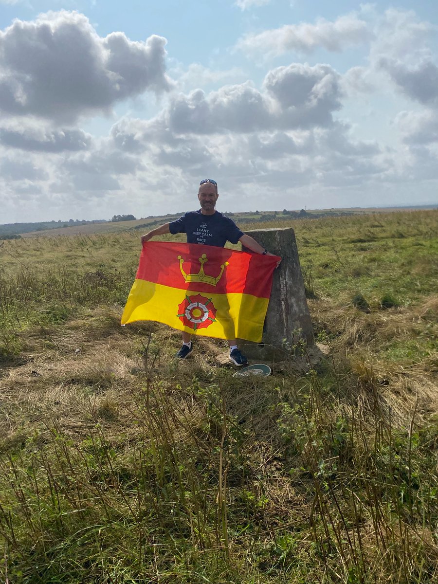 Happy  #HampshireDay everyone! Here is the Rose and Crown at the county top of Walbury Hill. If you like a challenge, why not try the Hampshire Three Peaks? hampshirethreepeaks.blogspot.com/p/the-route.ht…