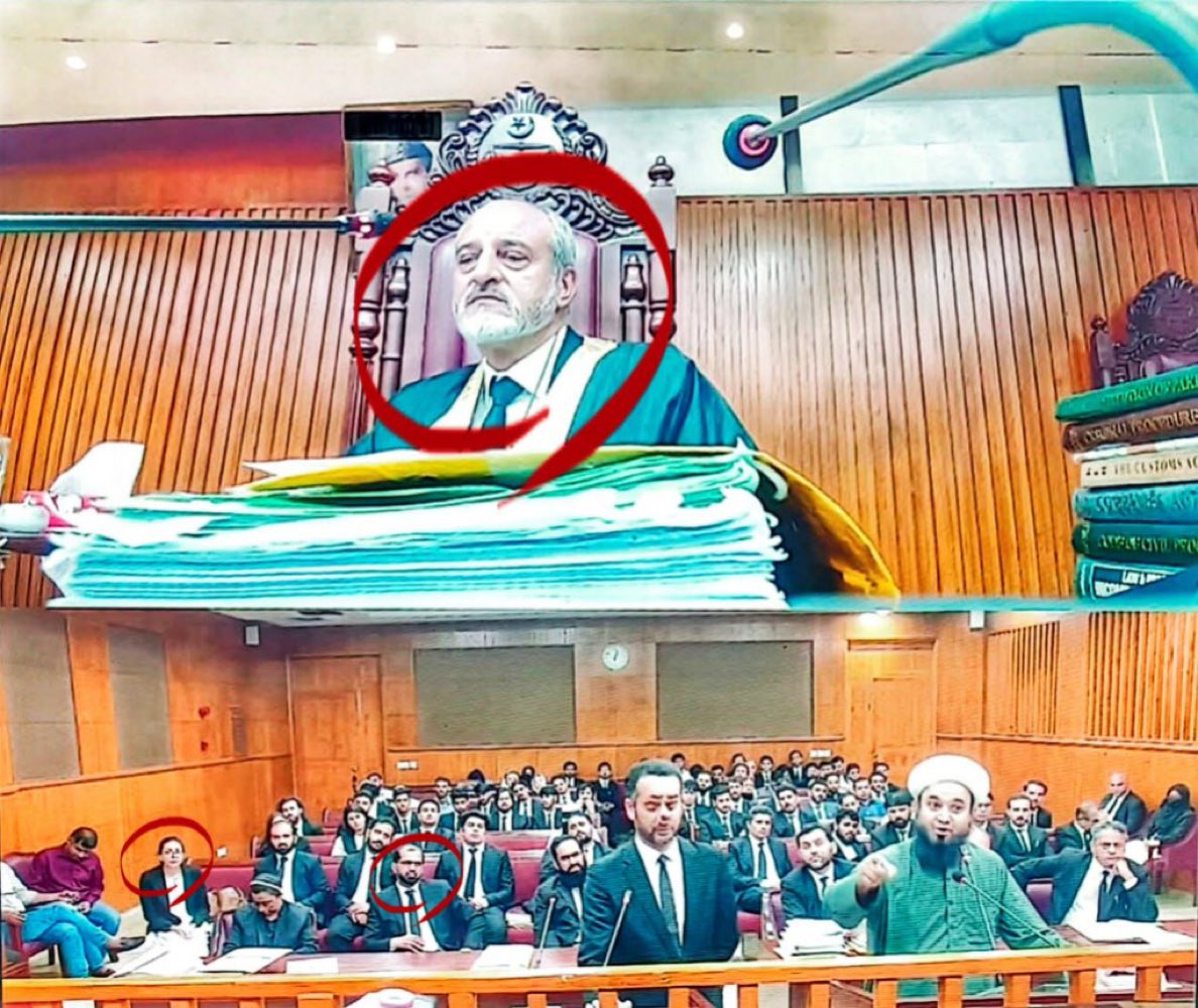 آپ اس حرامی جج پر کہاں سے لعنت ڈال رہے ہیں